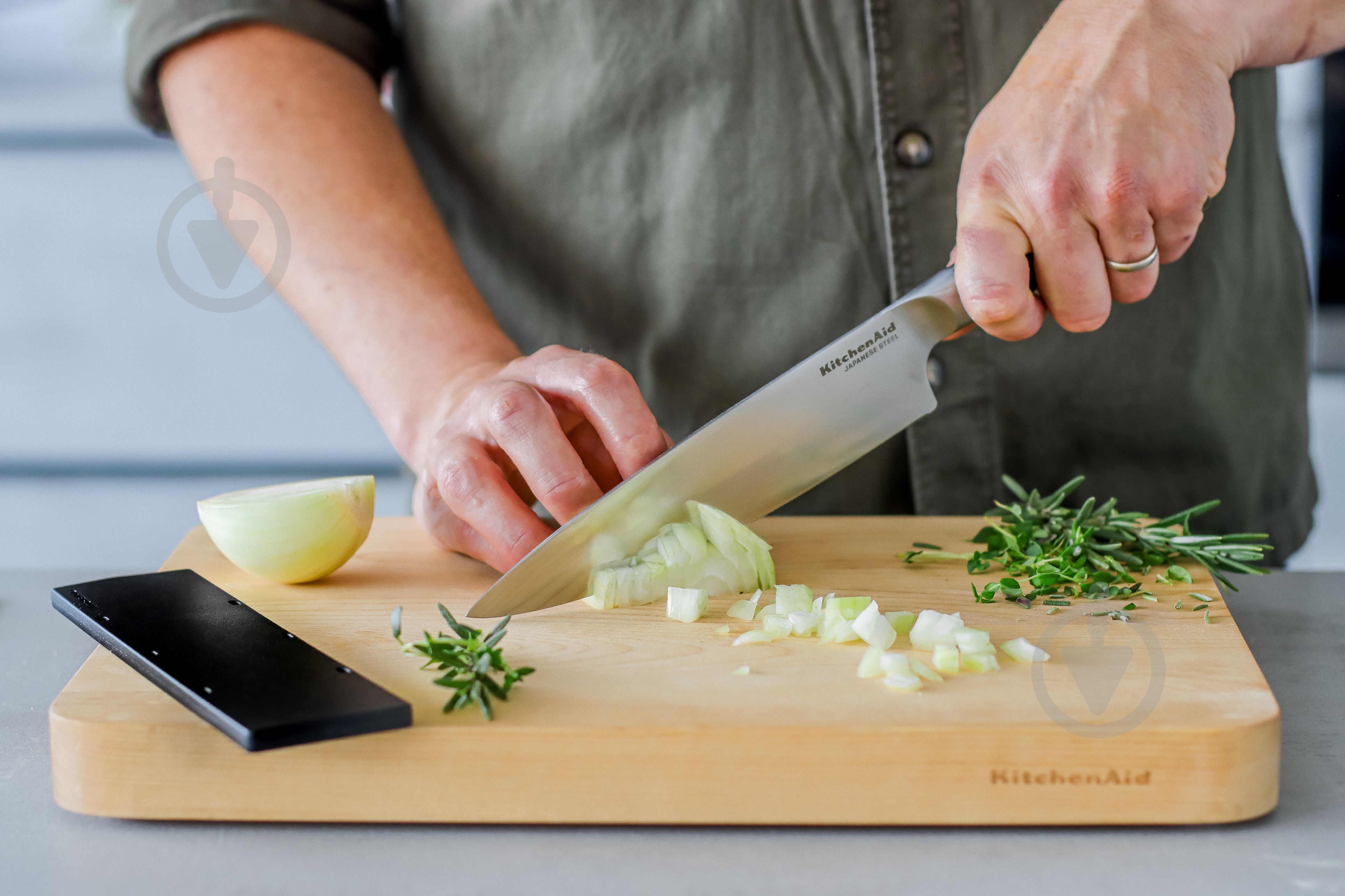 Ніж шеф-кухаря KitchenAid Coreline з захисним чохлом для леза, 20 см (KOG8IFSSOHOBA) - фото 8