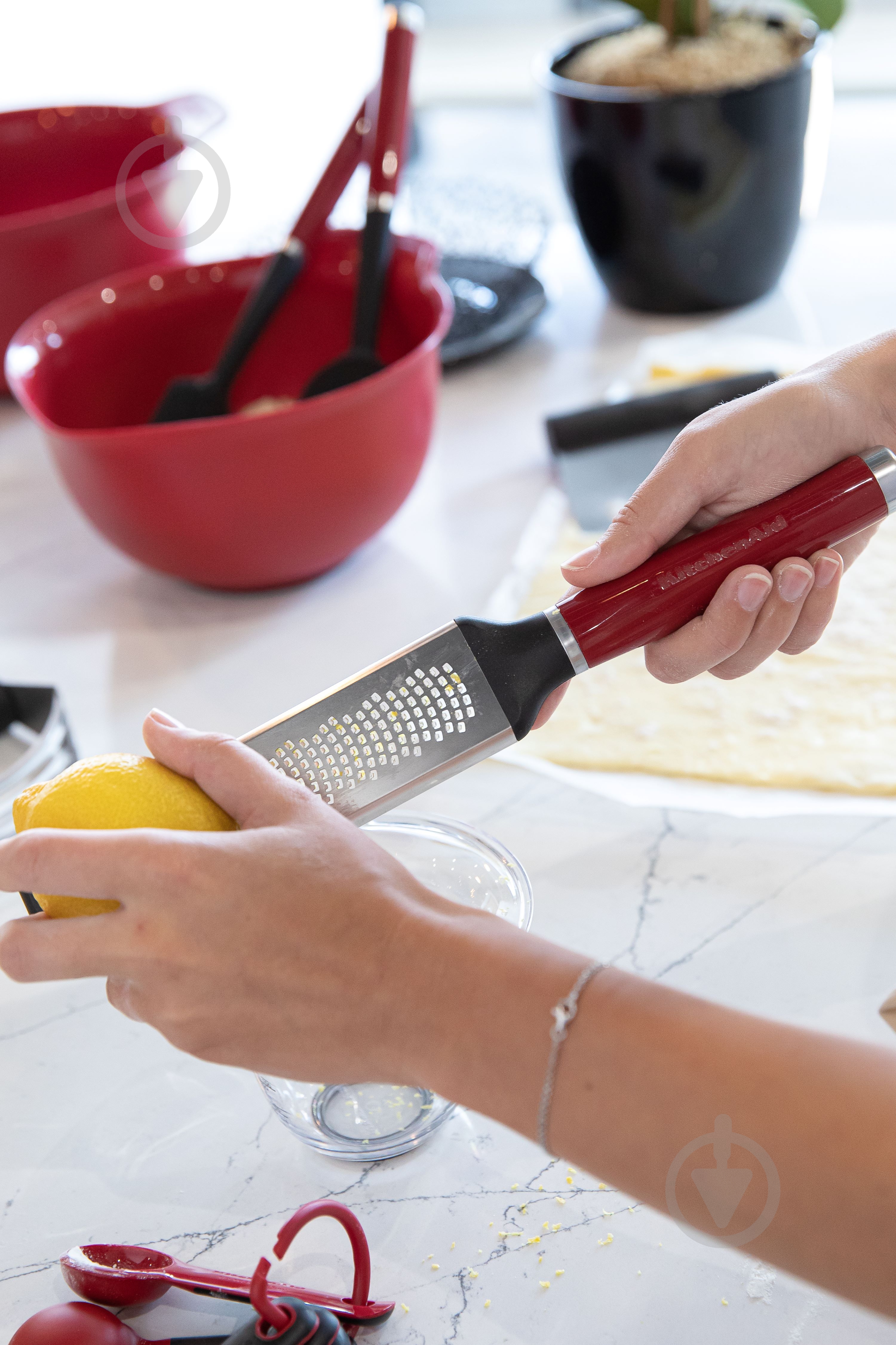 Тертка для лимона KitchenAid з чохлом, 31,7 см, червоний (KAG321OHERE) - фото 6