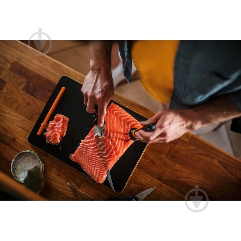 Нож филейный Fiskars Functional Form 20 см (1057540) - фото 2 Нож филейный Fiskars Functional Form 20 см (1057540) - фото 2