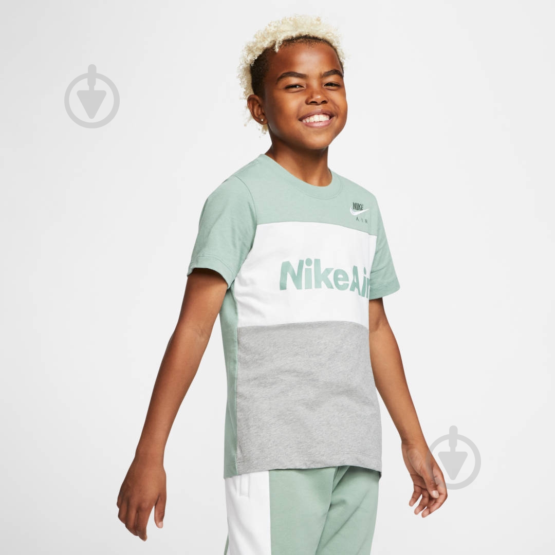 Футболка Nike B NSW TEE AIR C&S CU6607-352 р.XS зелений - фото 4 Футболка Nike B NSW TEE AIR C&S CU6607-352 р.XS зелений - фото 4