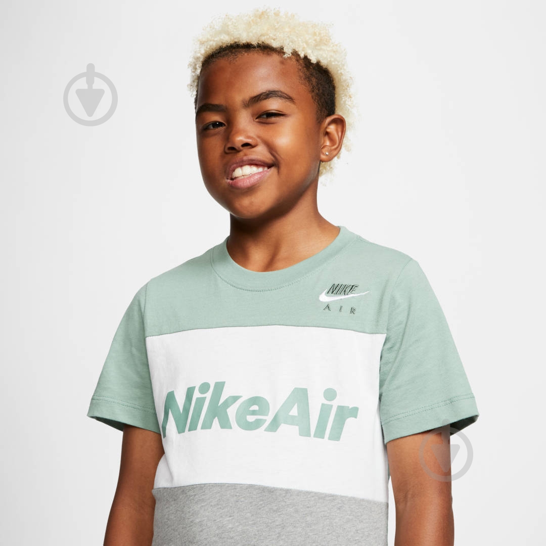 Футболка Nike B NSW TEE AIR C&S CU6607-352 р.XS зелений - фото 6 Футболка Nike B NSW TEE AIR C&S CU6607-352 р.XS зелений - фото 6