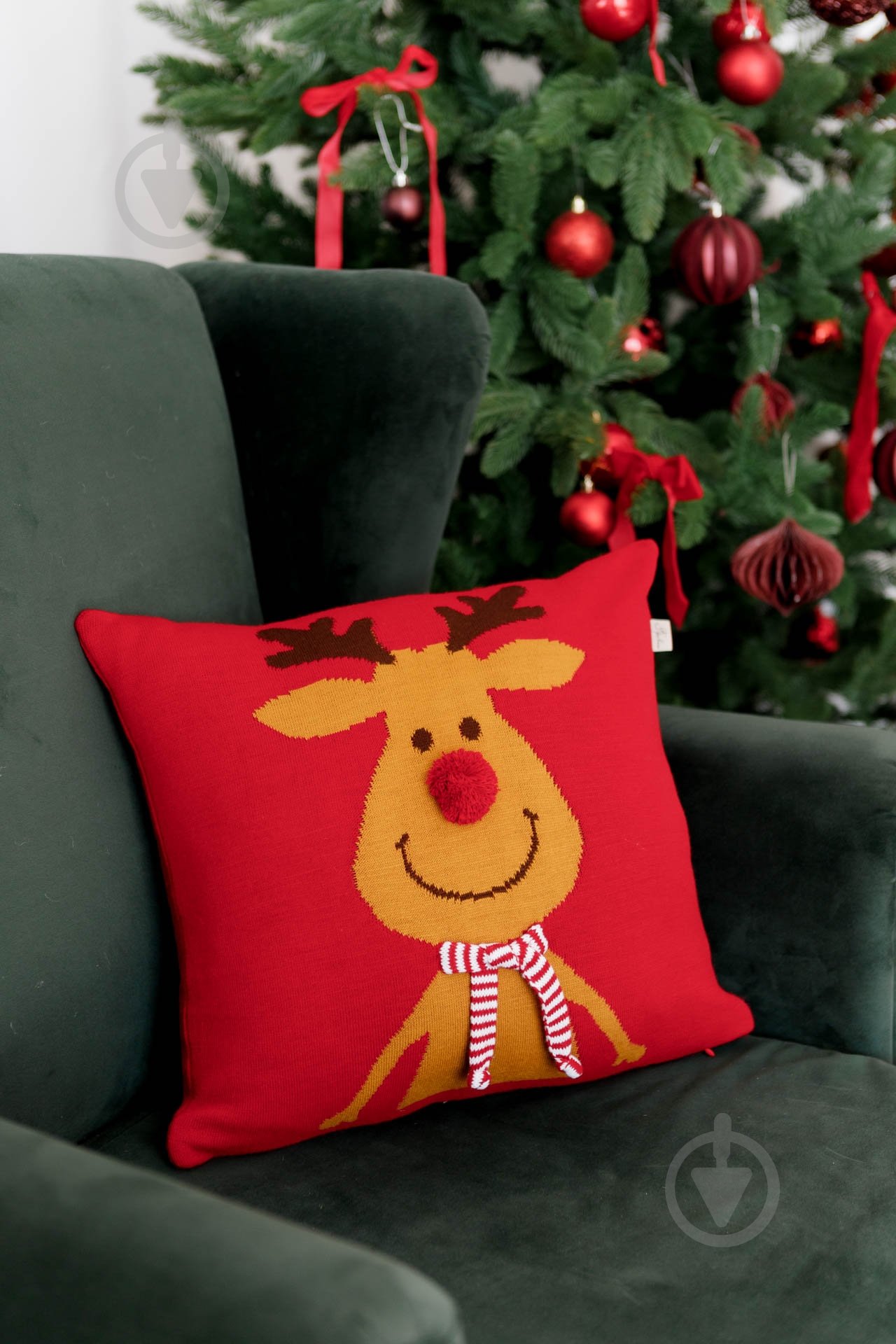 Подушка декоративна в'язана Олень з шарфом 45x45 см червона Прованс - фото 3 Подушка декоративна в'язана Олень з шарфом 45x45 см червона Прованс - фото 3