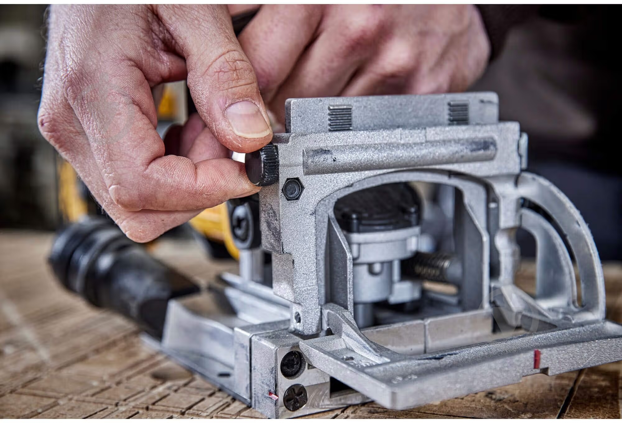 Фрезер DeWalt DCW682P2 - фото 15