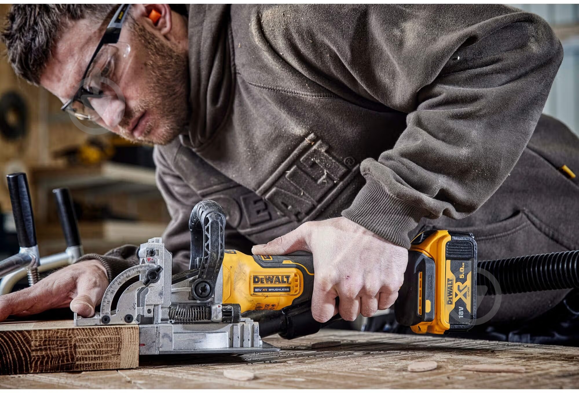 Фрезер DeWalt DCW682P2 - фото 11