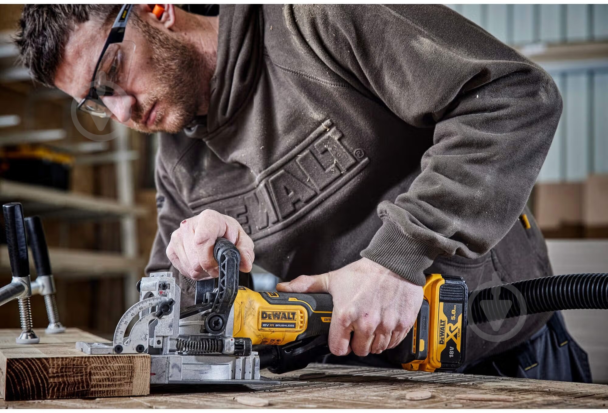 Фрезер DeWalt DCW682P2 - фото 10