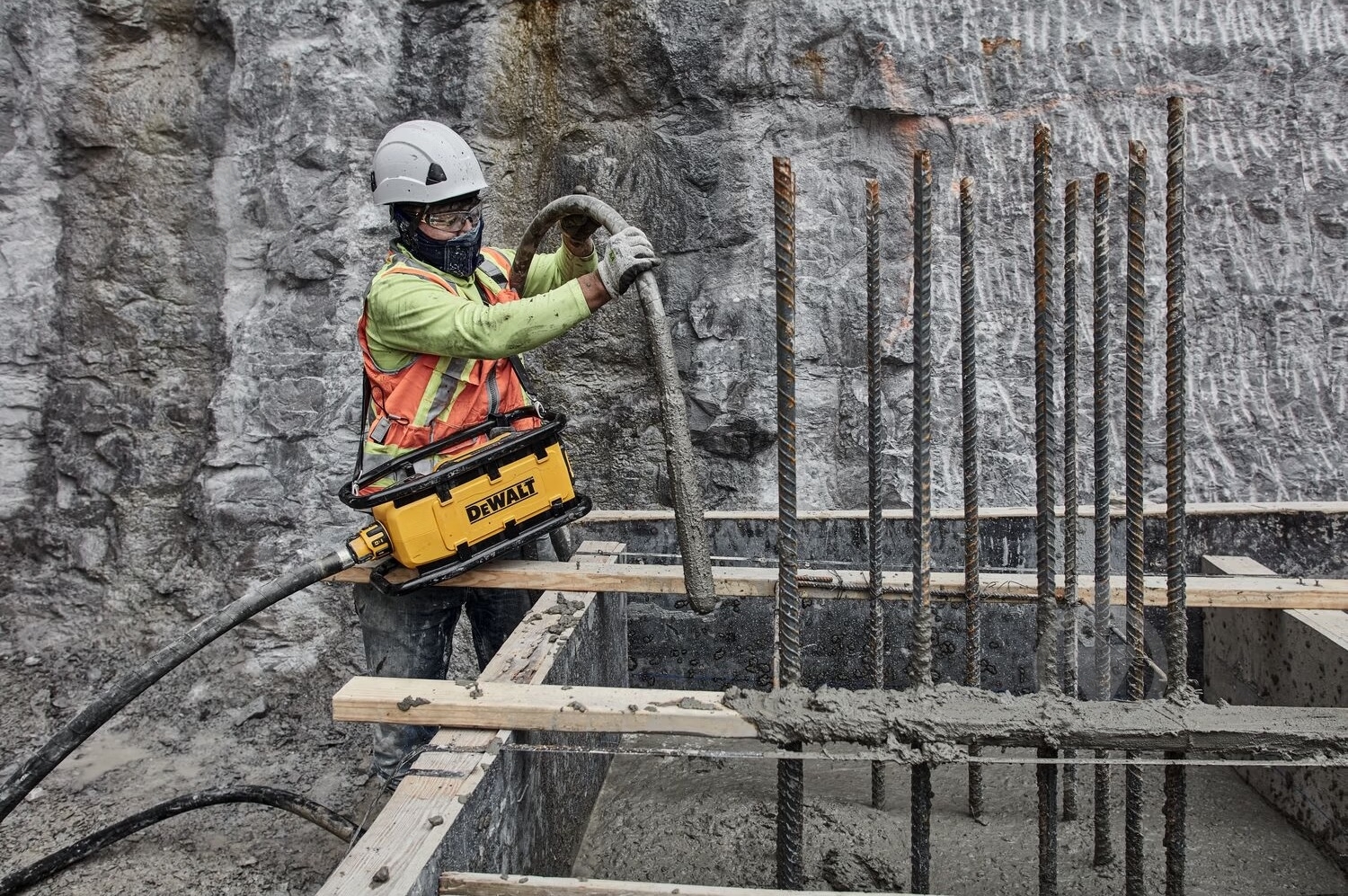 Вибратор для бетона DeWalt POWERSHIFT DCPS320N - фото 6