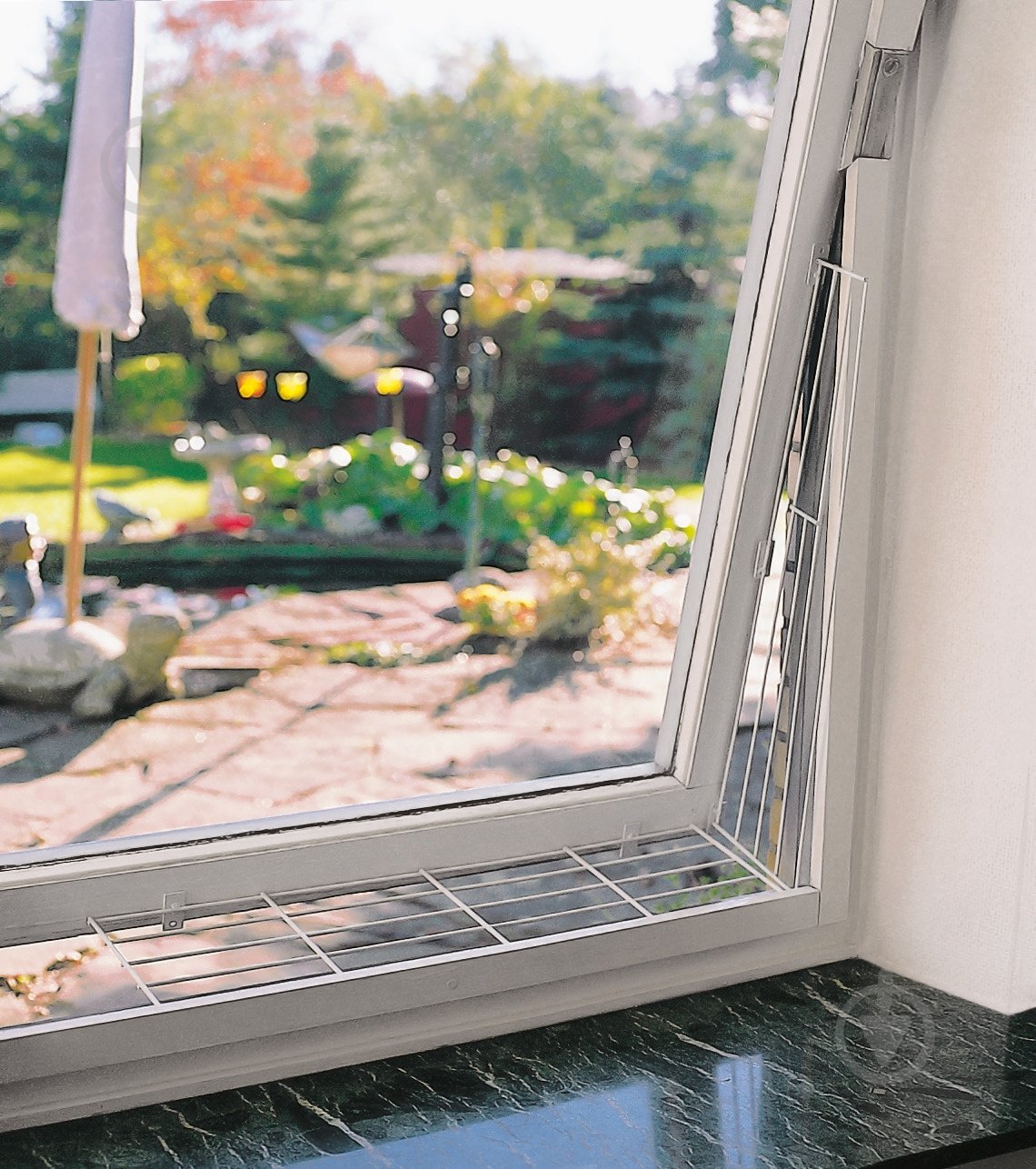 Решетка защитная Trixie для окна, белая, 62*16/8 см - фото 3 Решетка защитная Trixie для окна, белая, 62*16/8 см - фото 3