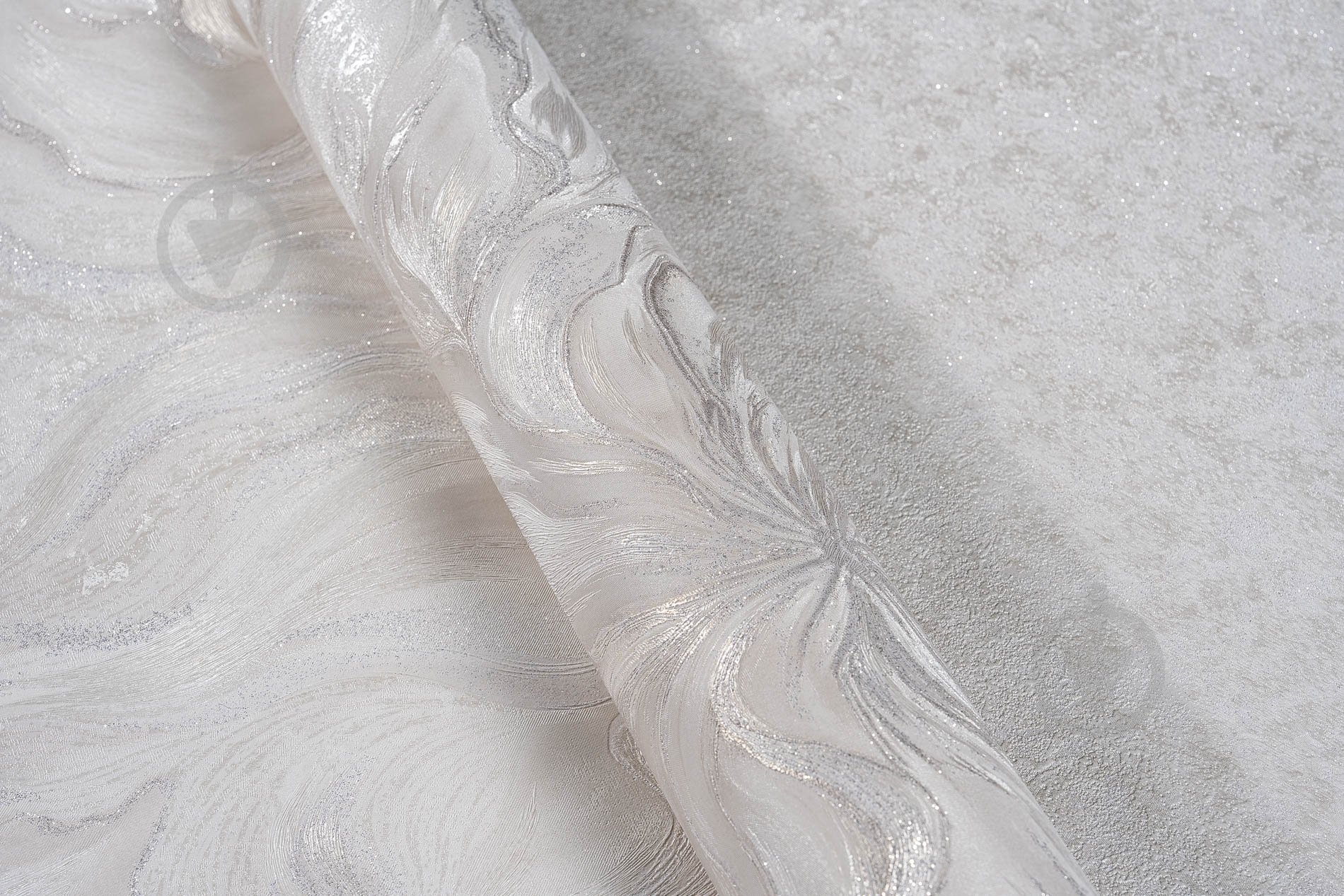 Шпалери вінілові гарячого тиснення Слов'янські шпалери Le Grand platinum Лісса 1618-02 1,06x10,05 м - фото 4 Шпалери вінілові гарячого тиснення Слов'янські шпалери Le Grand platinum Лісса 1618-02 1,06x10,05 м - фото 4