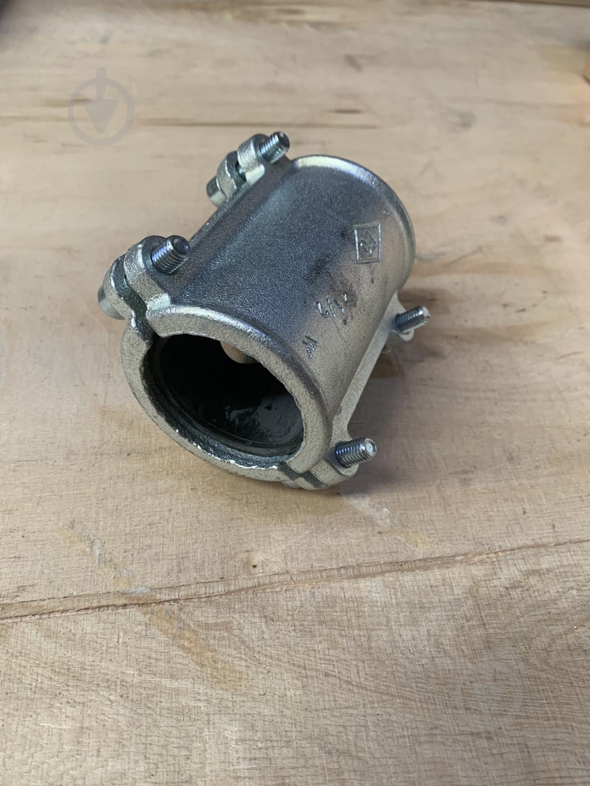 Хомут-врезка Atusa оцинкованный (белый чугун) O1 1/2 х 3/4 - фото 4 Хомут-врезка Atusa оцинкованный (белый чугун) O1 1/2 х 3/4 - фото 4