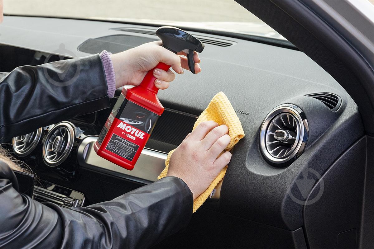 Очиститель-полироль Motul Plastics Clean 500 мл - фото 5 Очиститель-полироль Motul Plastics Clean 500 мл - фото 5