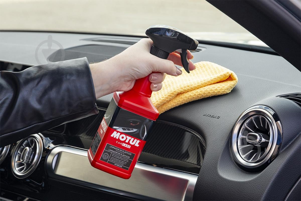 Очиститель-полироль Motul Plastics Clean 500 мл - фото 4 Очиститель-полироль Motul Plastics Clean 500 мл - фото 4