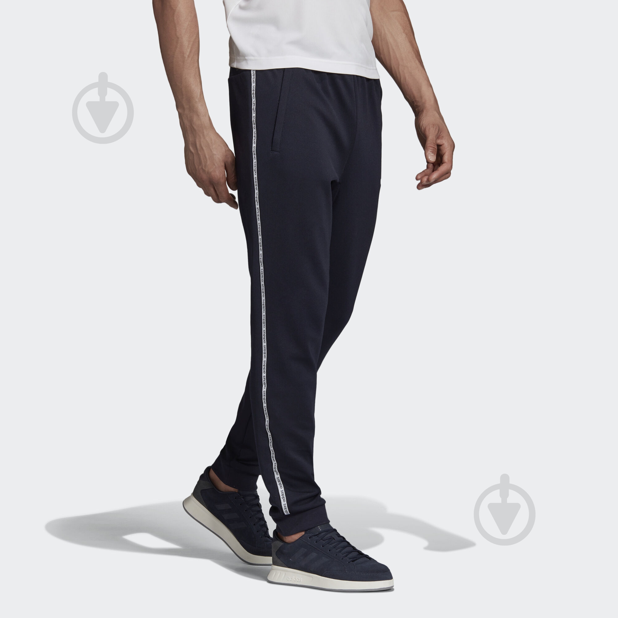 Брюки Adidas M C90 TP EJ9675 р. M темно-синий - фото 4 Брюки Adidas M C90 TP EJ9675 р. M темно-синий - фото 4