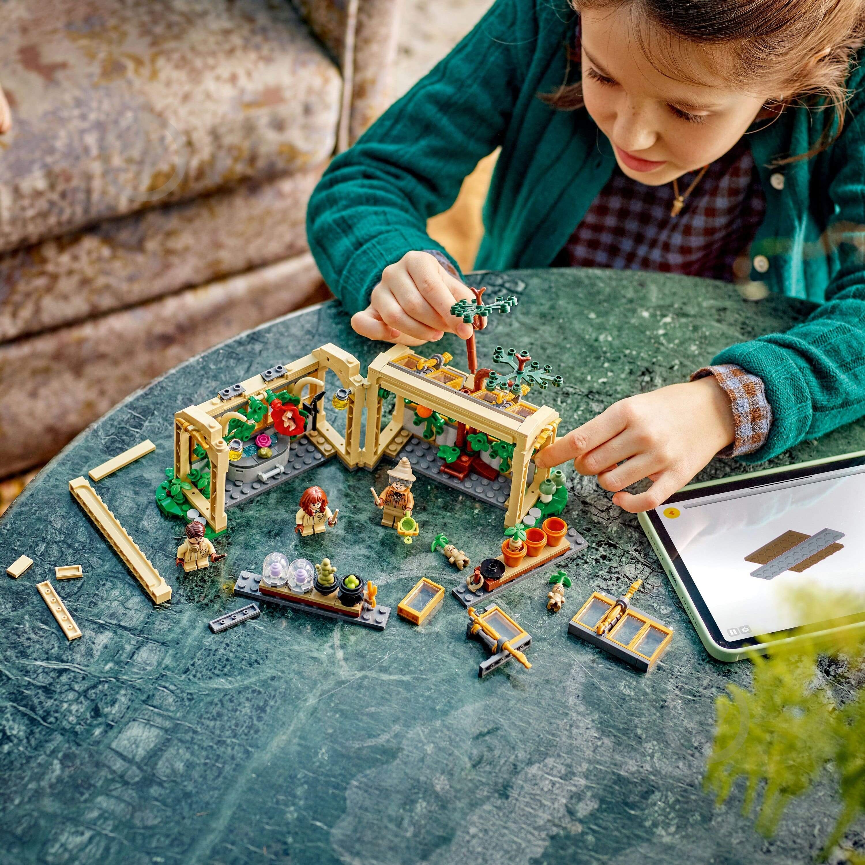 Конструктор LEGO Harry Potter Замок Хогвартс: урок гербологии 76445 - фото 10 Конструктор LEGO Harry Potter Замок Хогвартс: урок гербологии 76445 - фото 10