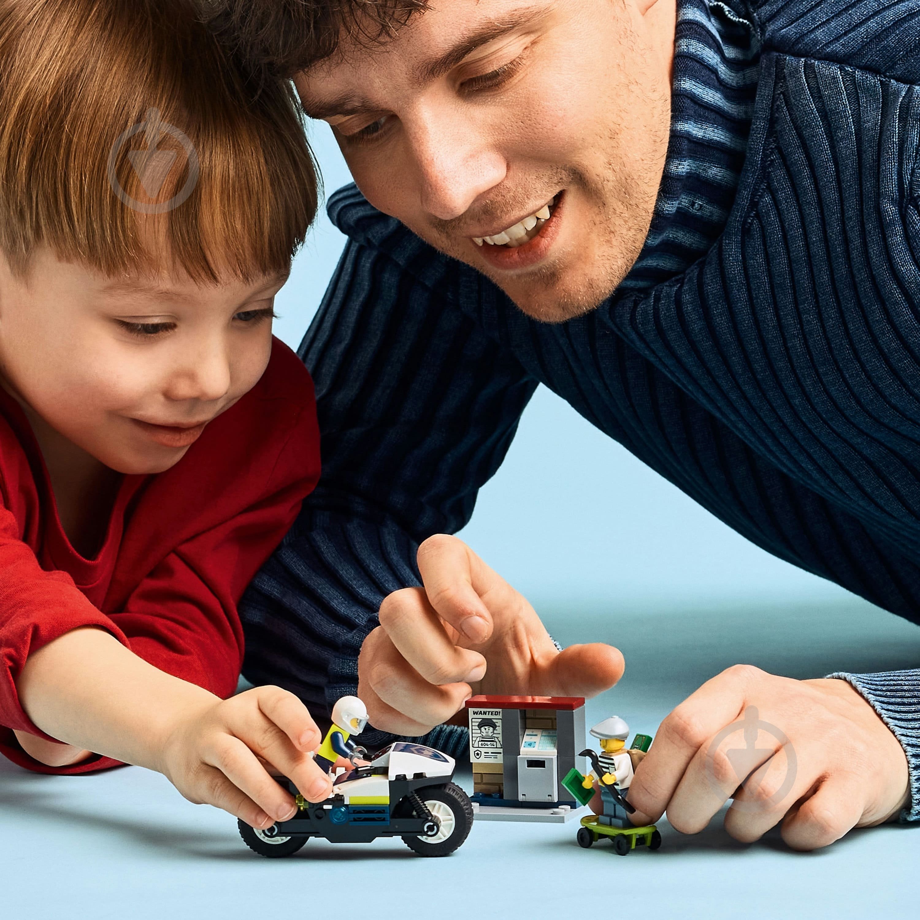 Конструктор LEGO City Переслідування на поліцейському мотоциклі 60455 - фото 4