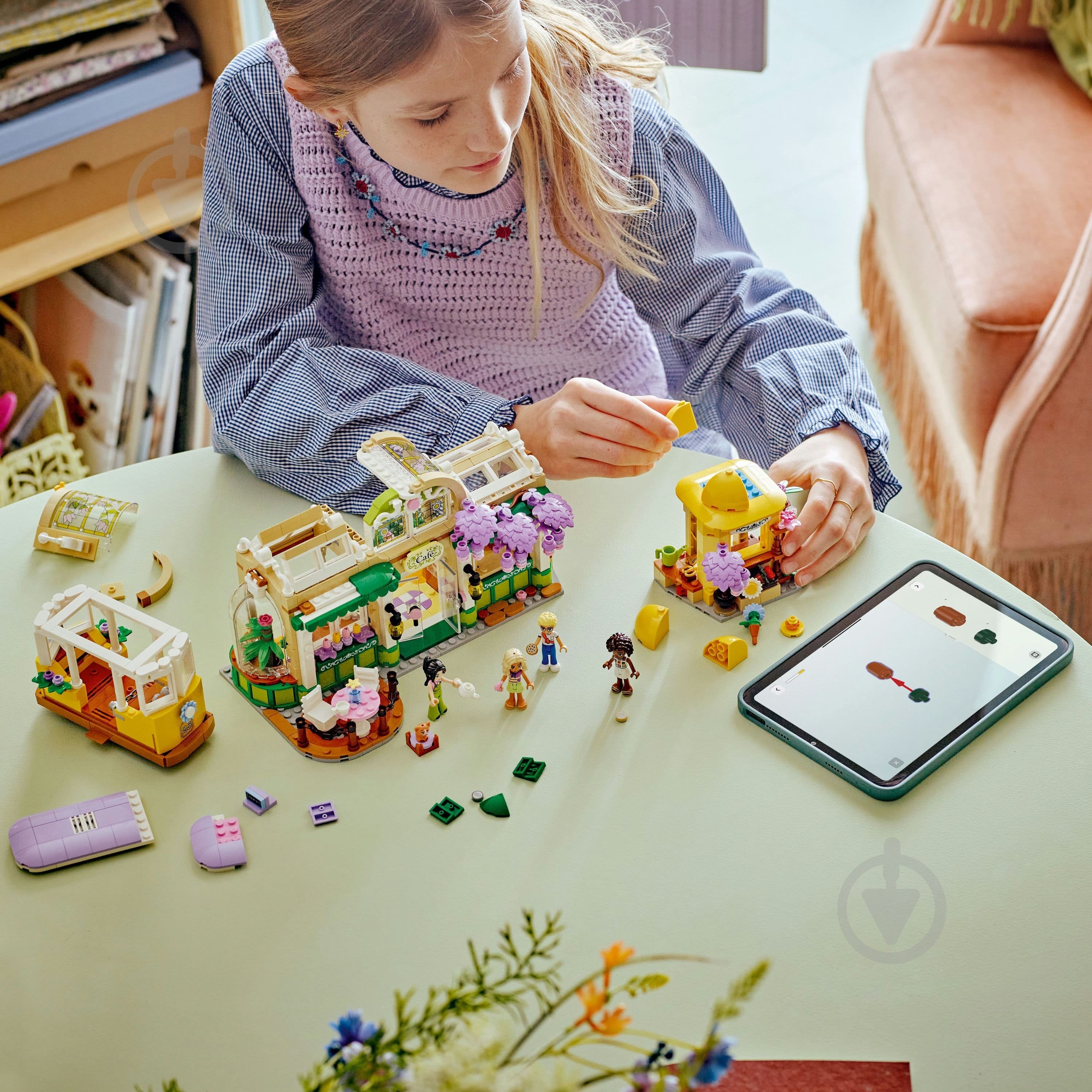 Конструктор LEGO Friends Кавʼярня з рослинами і квіткова крамниця 42671 - фото 5