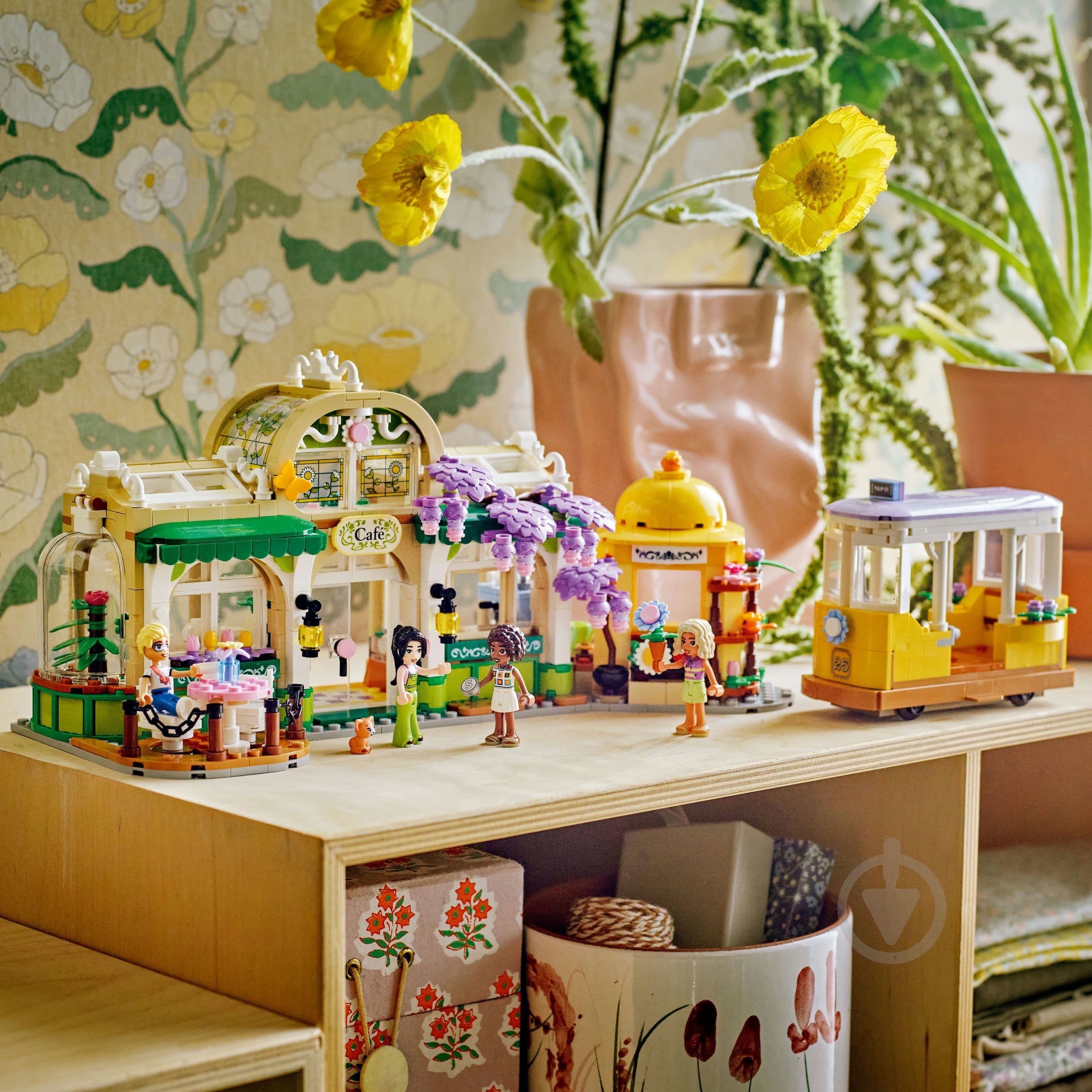 Конструктор LEGO Friends Кавʼярня з рослинами і квіткова крамниця 42671 - фото 6