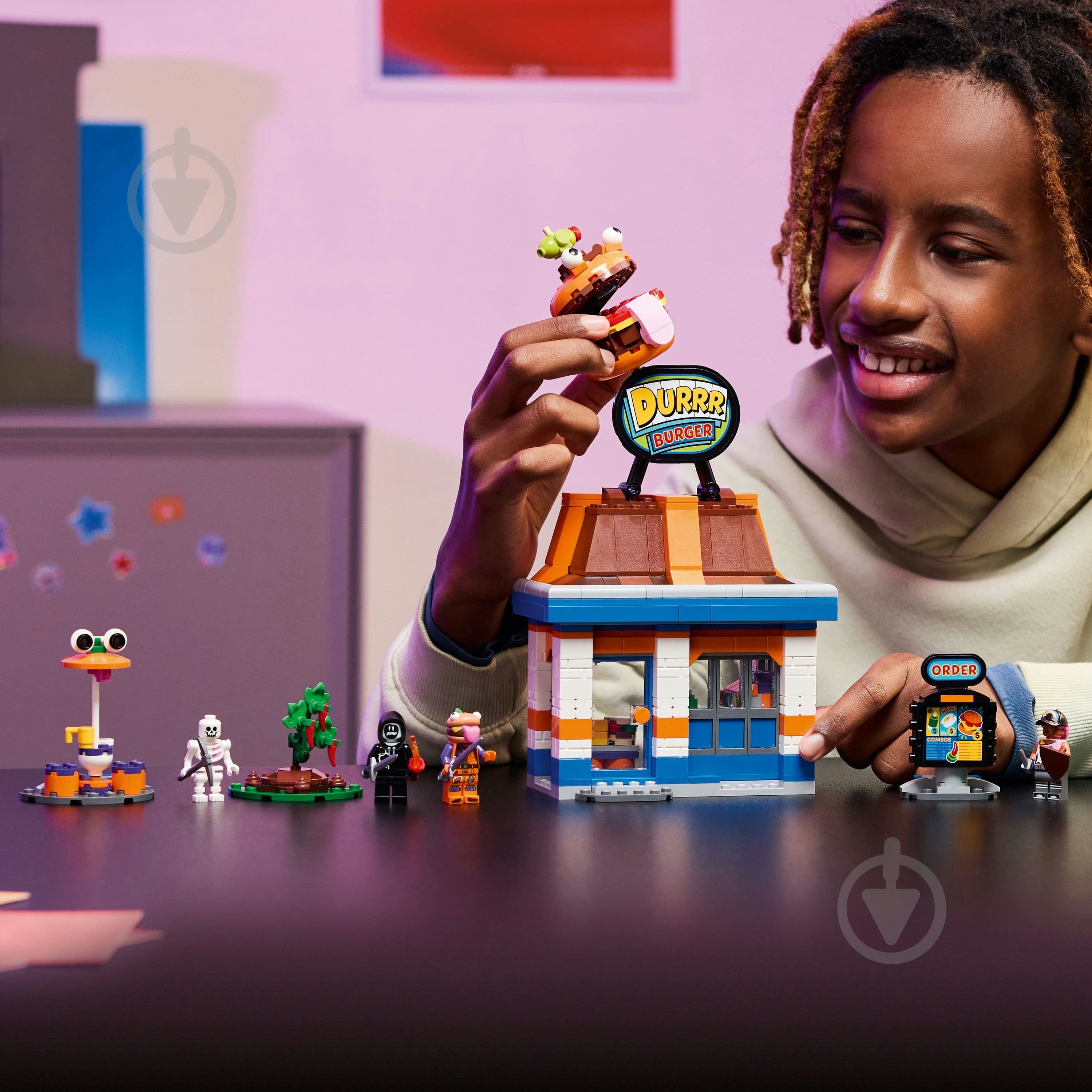 Конструктор LEGO Fortnite Durrr Burger ресторан 77076 - фото 4