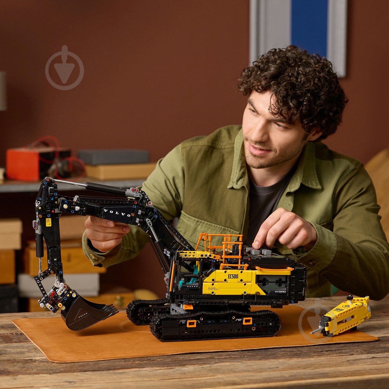 Конструктор LEGO Technic Екскаватор Volvo EC500 Hybrid 42215 - фото 5 Конструктор LEGO Technic Екскаватор Volvo EC500 Hybrid 42215 - фото 5