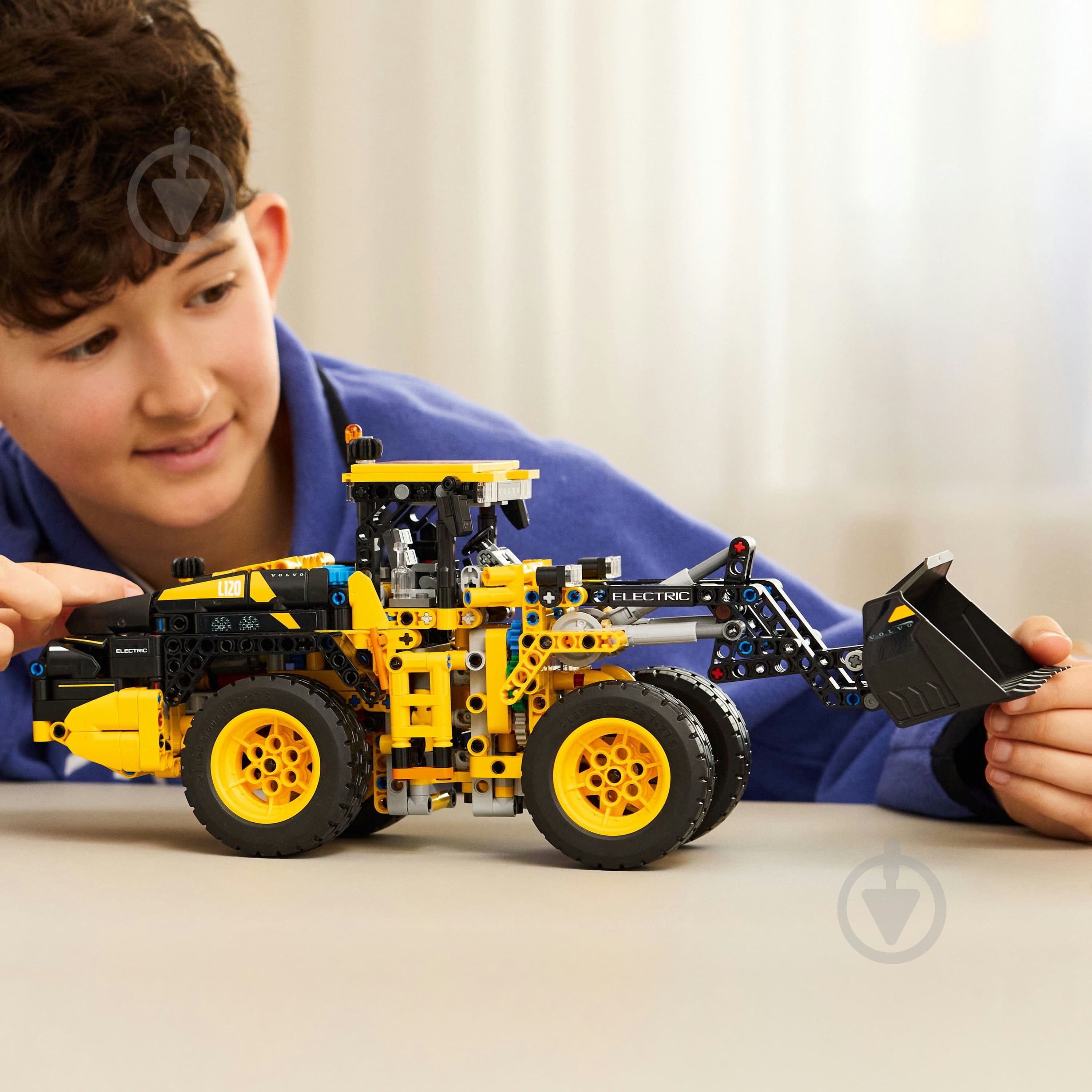 Конструктор LEGO Technic Колісний навантажувач Volvo L120 Electric 42209 - фото 4