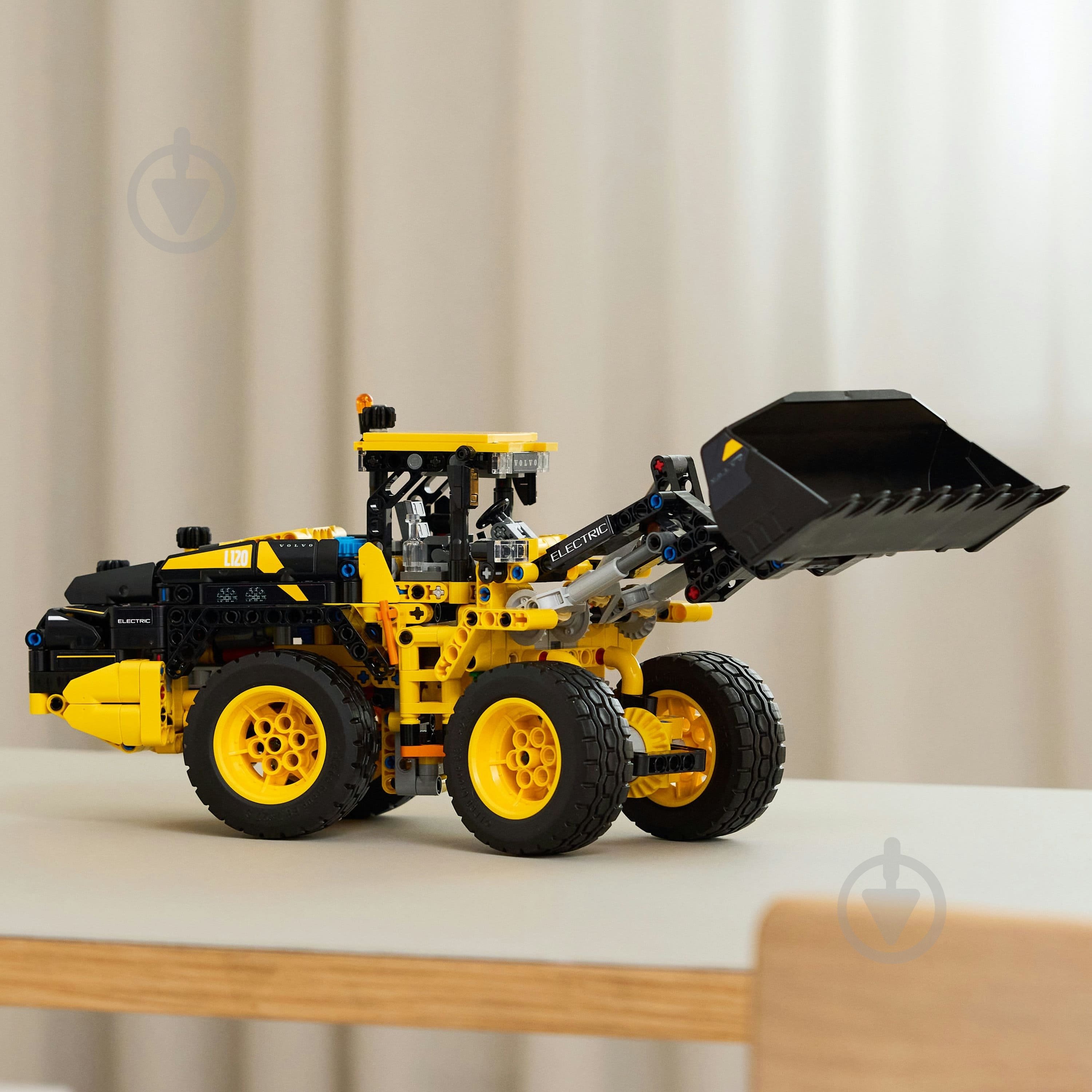 Конструктор LEGO Technic Колісний навантажувач Volvo L120 Electric 42209 - фото 6