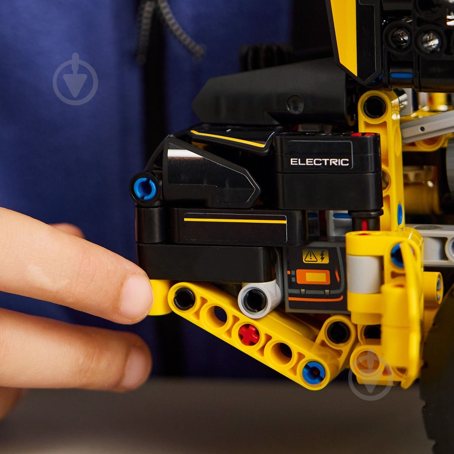 Конструктор LEGO Technic Колісний навантажувач Volvo L120 Electric 42209 - фото 8