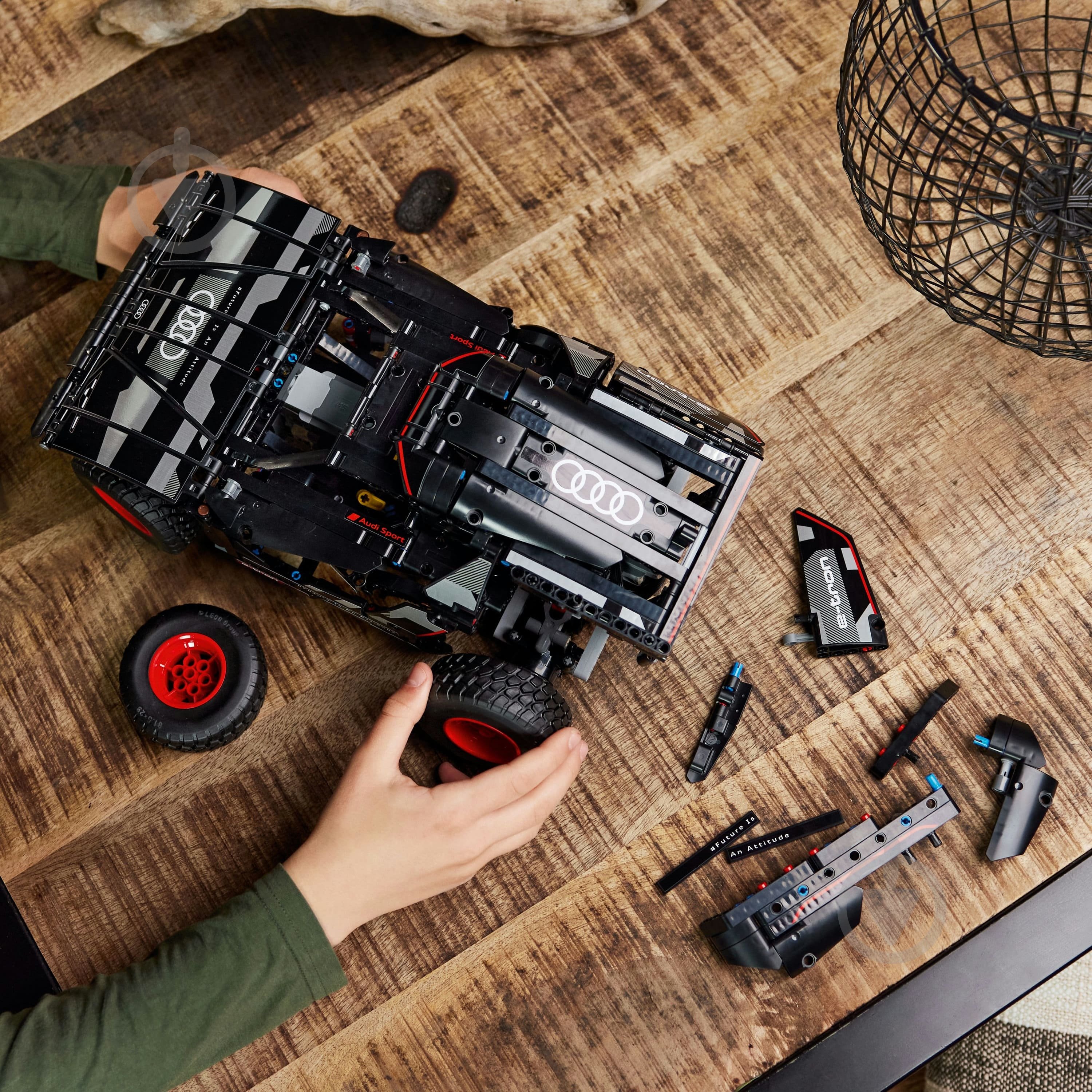 Конструктор LEGO Technic Audi RS Q e-tron 42160 - фото 7 Конструктор LEGO Technic Audi RS Q e-tron 42160 - фото 7