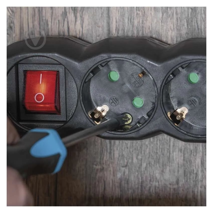 Подовжувач з вимикачем Emos 1,5 мм² 16A 3680 Вт із заземленням 6 гн. чорний 1,5 м PC1621R - фото 3 Подовжувач з вимикачем Emos 1,5 мм² 16A 3680 Вт із заземленням 6 гн. чорний 1,5 м PC1621R - фото 3