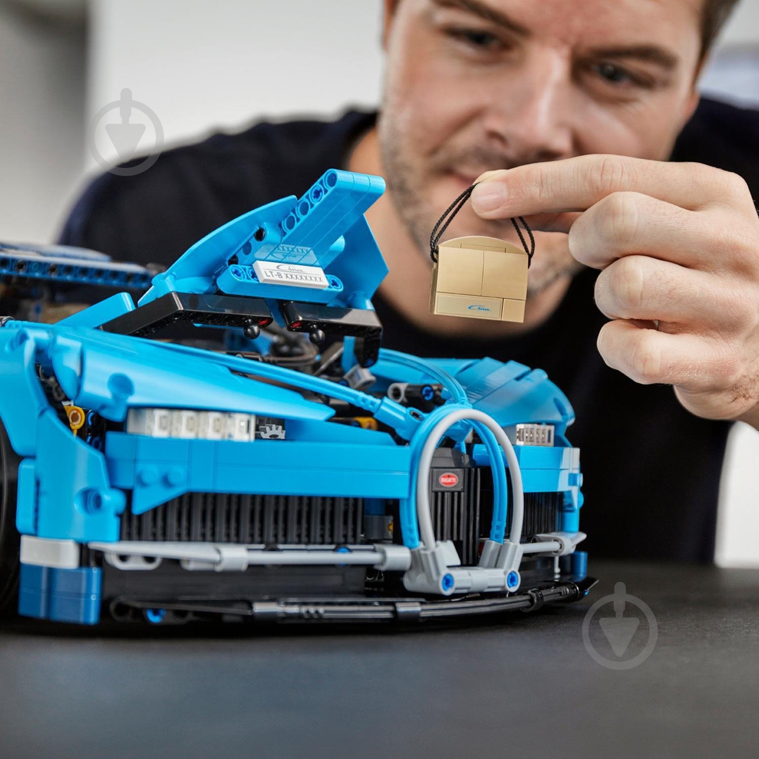 Конструктор LEGO Technic Автомобиль Bugatti Chiron 42083 - фото 12 Конструктор LEGO Technic Автомобиль Bugatti Chiron 42083 - фото 12