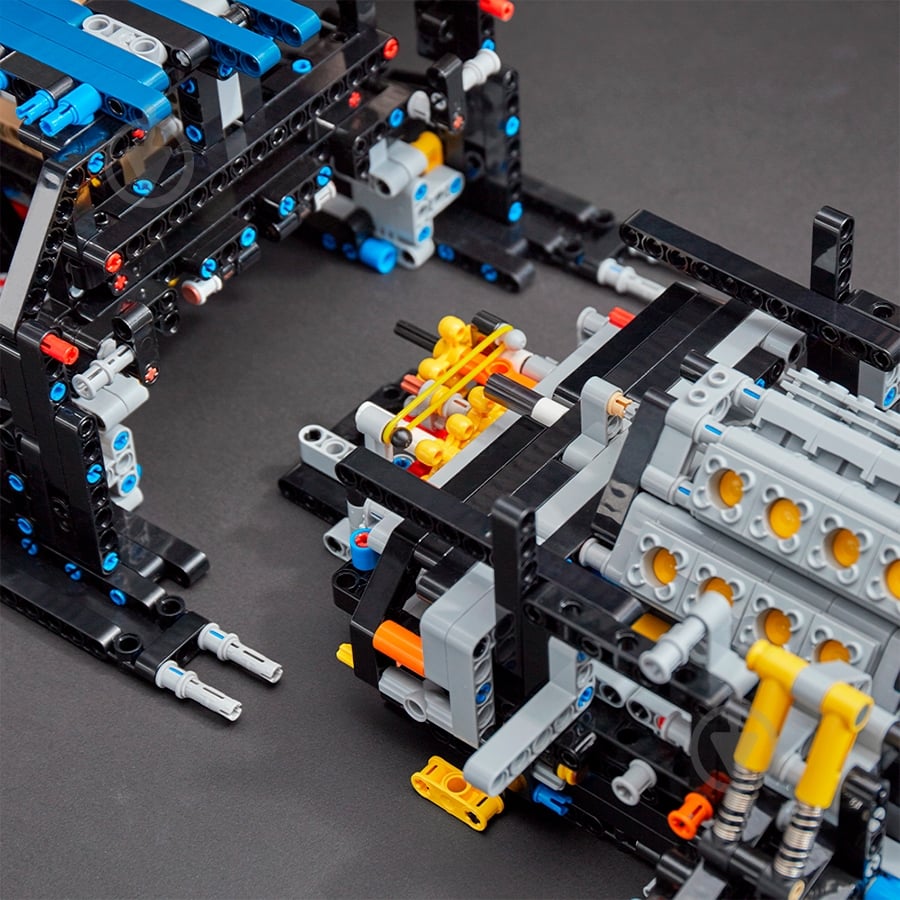 Конструктор LEGO Technic Автомобиль Bugatti Chiron 42083 - фото 40 Конструктор LEGO Technic Автомобиль Bugatti Chiron 42083 - фото 40