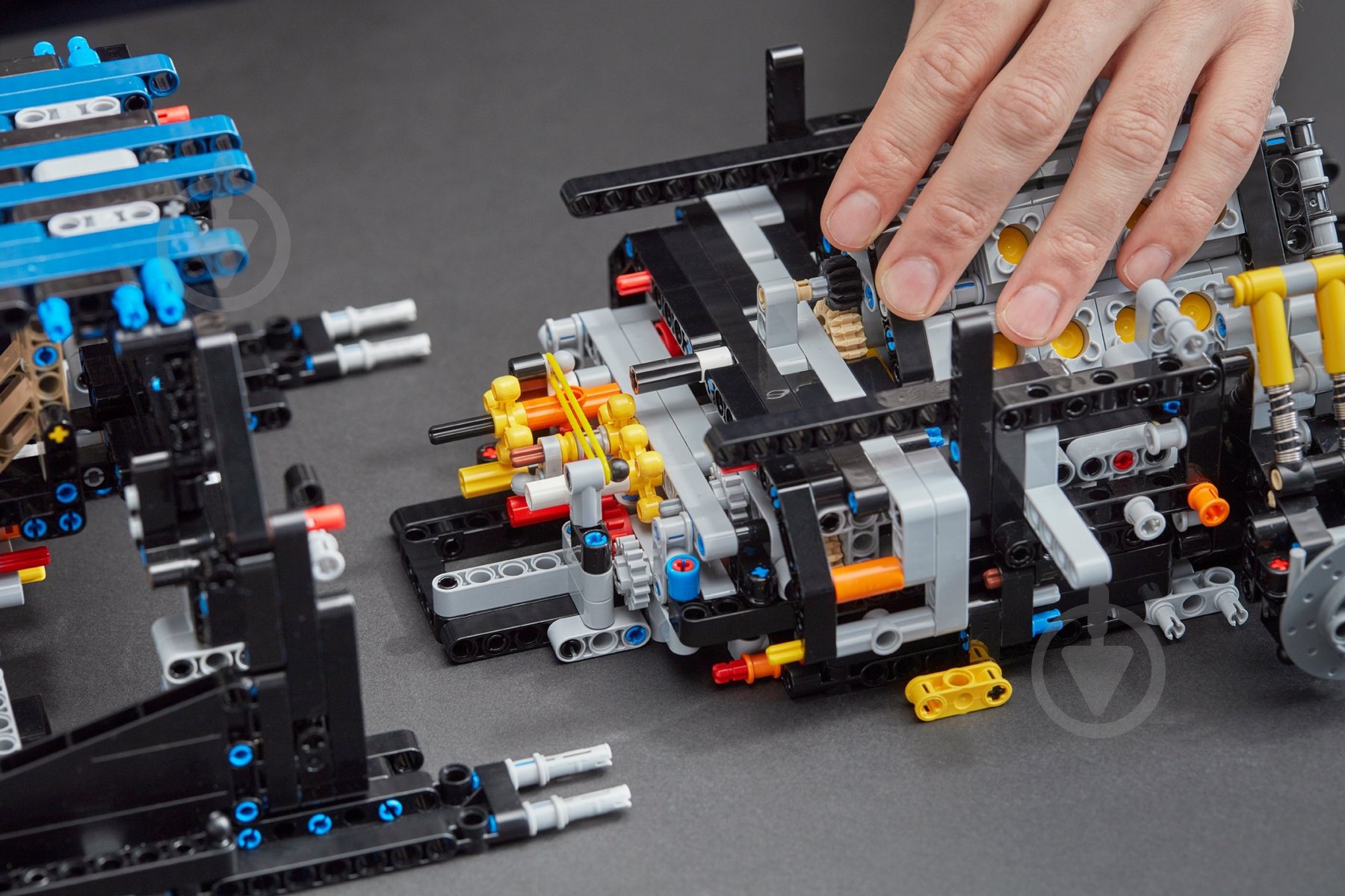 Конструктор LEGO Technic Автомобиль Bugatti Chiron 42083 - фото 66 Конструктор LEGO Technic Автомобиль Bugatti Chiron 42083 - фото 66