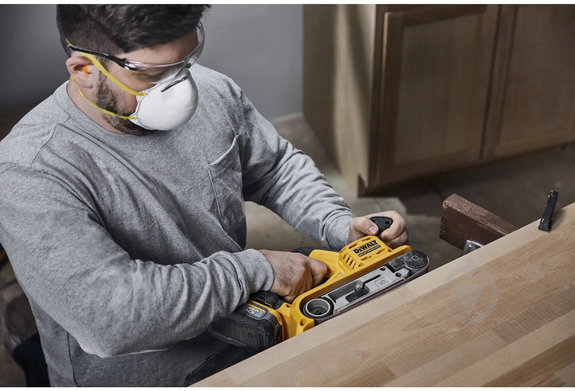 Ленточная шлифмашина DeWalt DCW220N - фото 12 Ленточная шлифмашина DeWalt DCW220N - фото 12