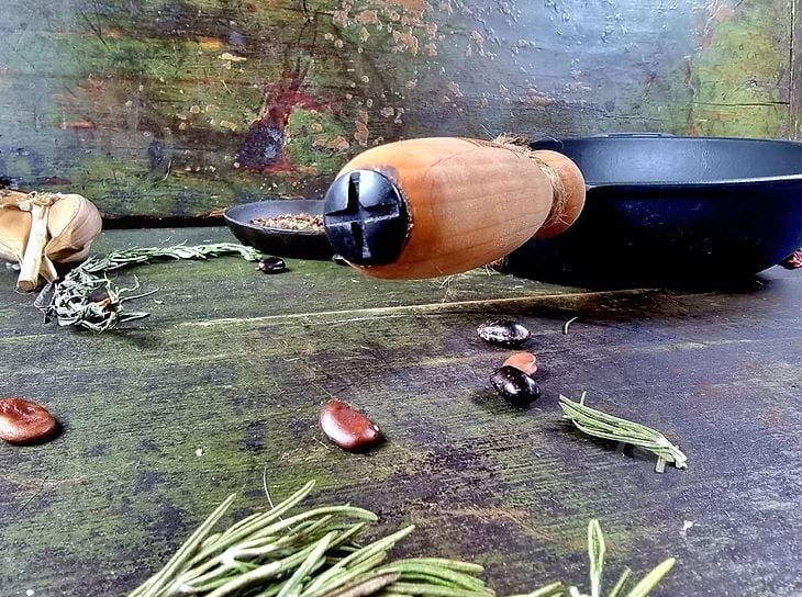 Сковорода для млинців Maysternya чавунна з дерев'яною ручкою 22x2,5 см 220-25 - фото 4 Сковорода для млинців Maysternya чавунна з дерев'яною ручкою 22x2,5 см 220-25 - фото 4