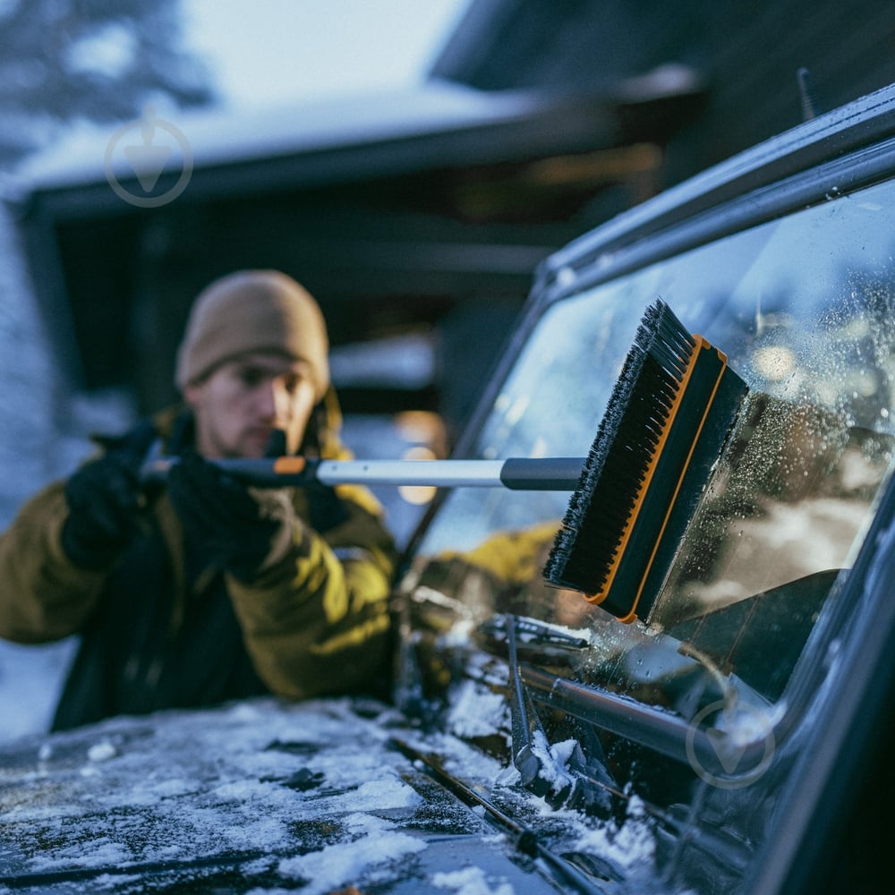 Щетка-скребок Fiskars телескопическая поворотная X-series™ - фото 9 Щетка-скребок Fiskars телескопическая поворотная X-series™ - фото 9