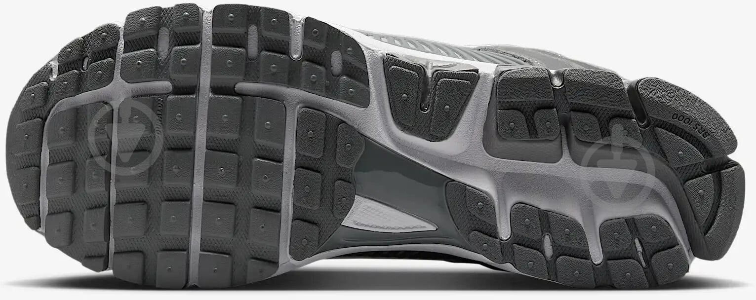 Кроссовки мужские демисезонные Nike ZOOM VOMERO 5 SDE HF1553-003 р.46 серые - фото 6 Кроссовки мужские демисезонные Nike ZOOM VOMERO 5 SDE HF1553-003 р.46 серые - фото 6