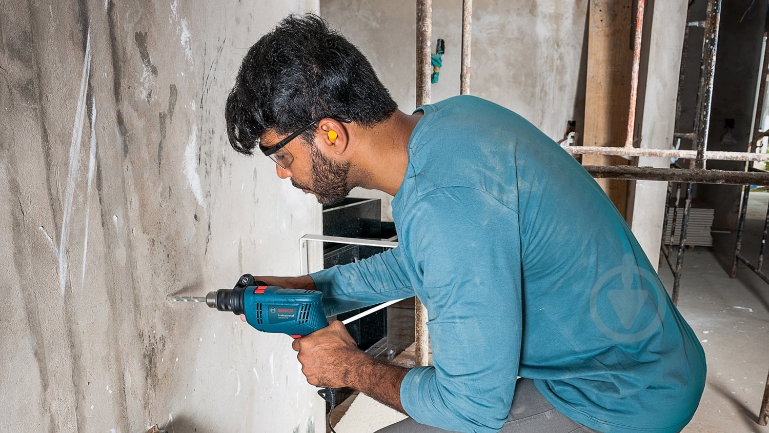 Дрель ударная с набором инструментов GSB 550 06011A1003 - фото 8