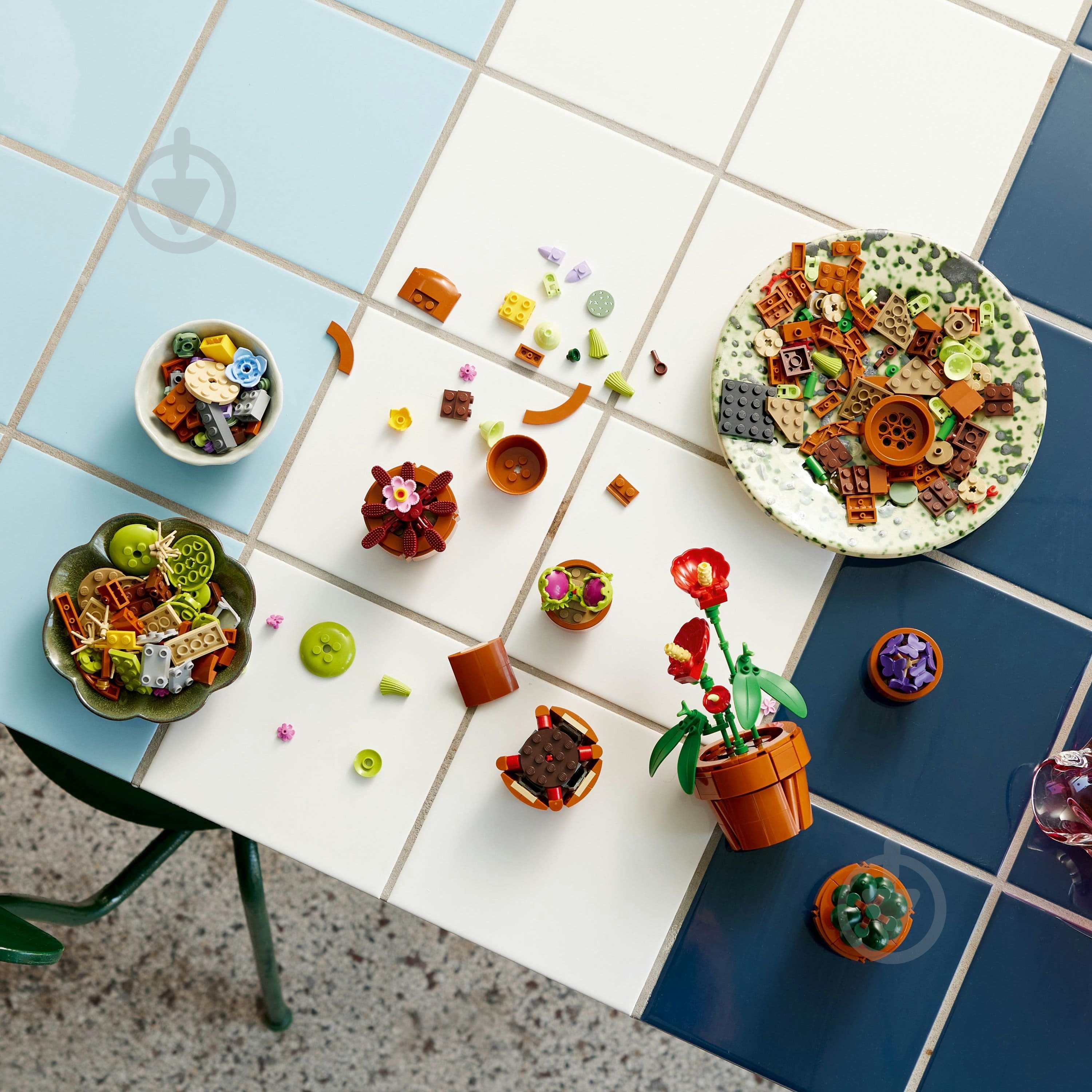 Конструктор LEGO Icons Мініатюрні рослини 10329 - фото 7 Конструктор LEGO Icons Мініатюрні рослини 10329 - фото 7