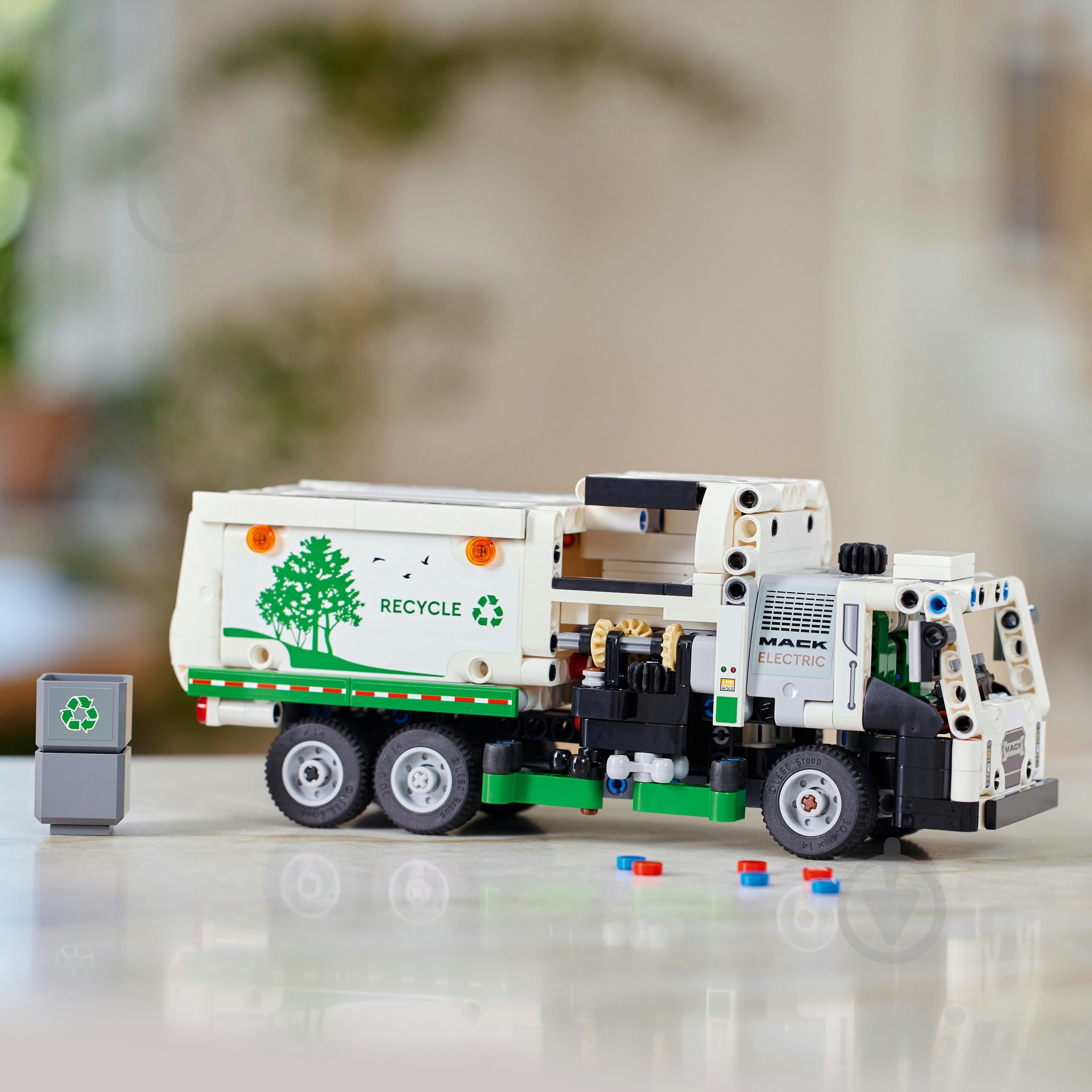 Конструктор LEGO Technic Сміттєвоз Mack® LR Electric 42167 - фото 6