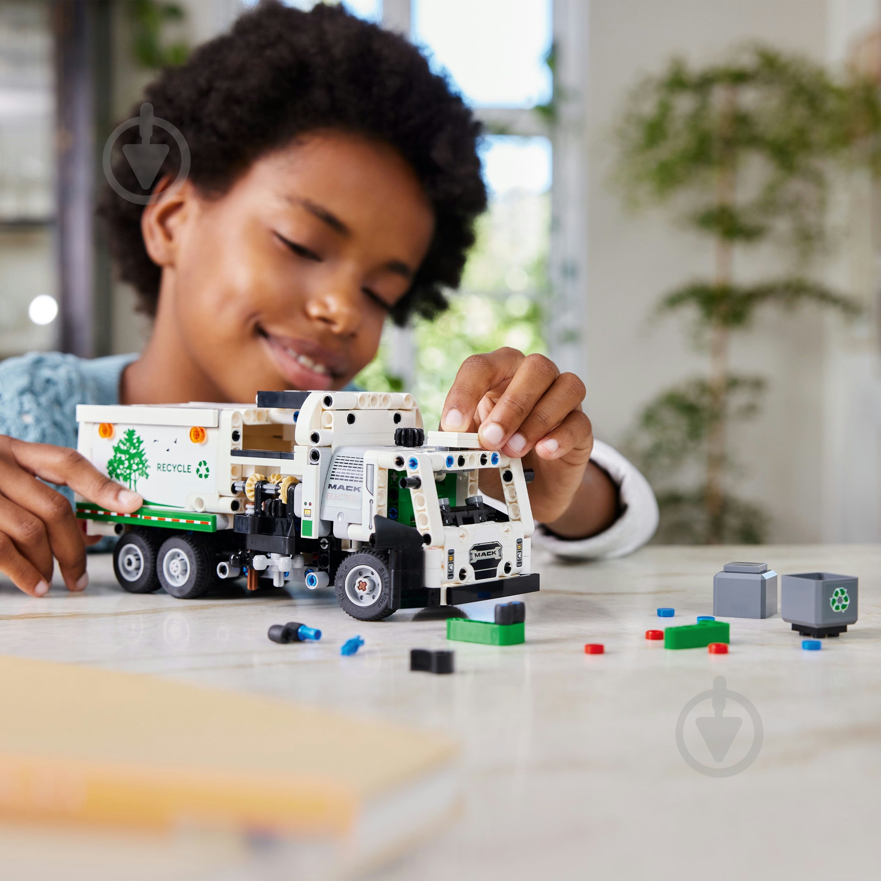 Конструктор LEGO Technic Сміттєвоз Mack® LR Electric 42167 - фото 4