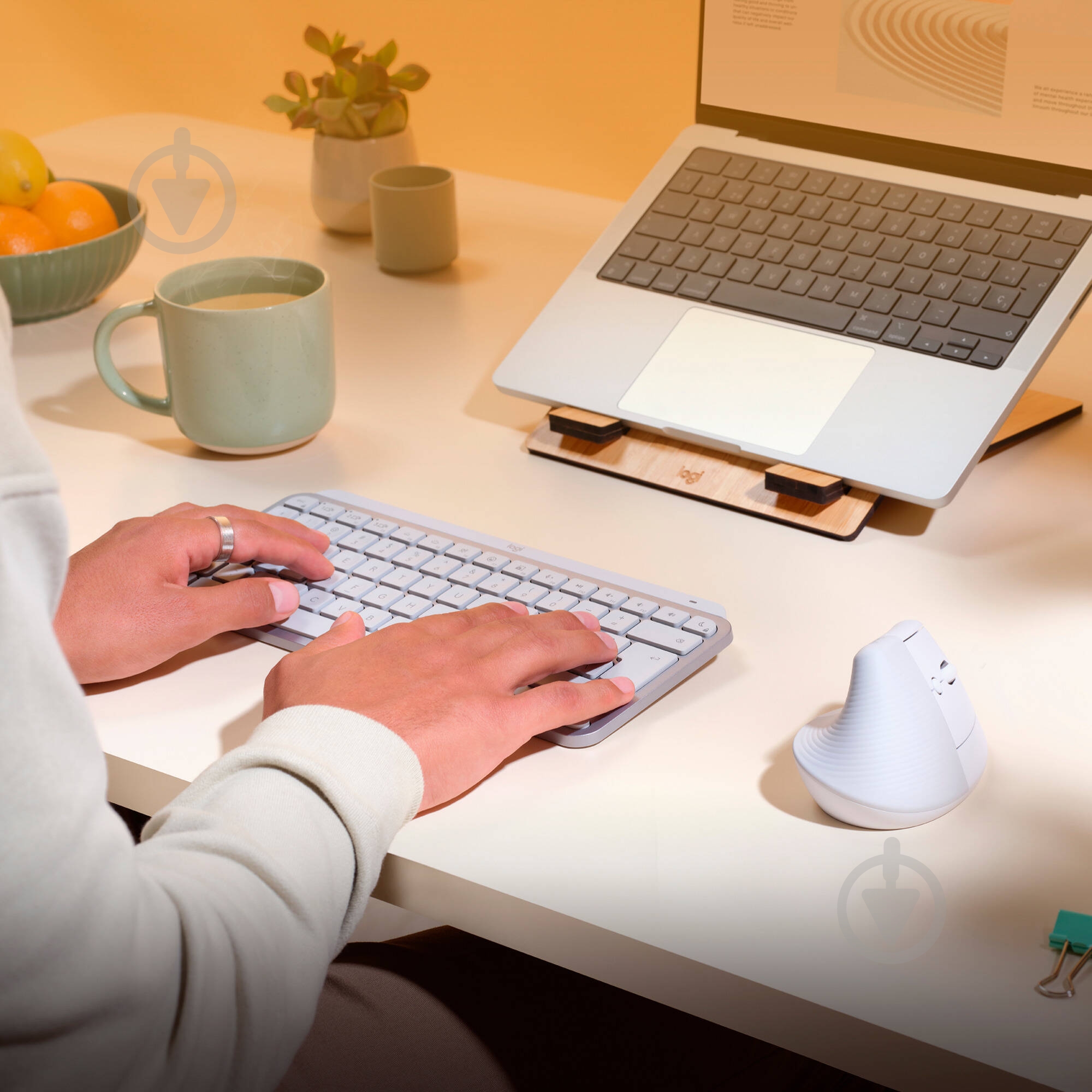 Мишка Logitech Lift for Mac Vertical Ergonomic Mouse white/pale grey (L910-006477) - фото 10 Мишка Logitech Lift for Mac Vertical Ergonomic Mouse white/pale grey (L910-006477) - фото 10