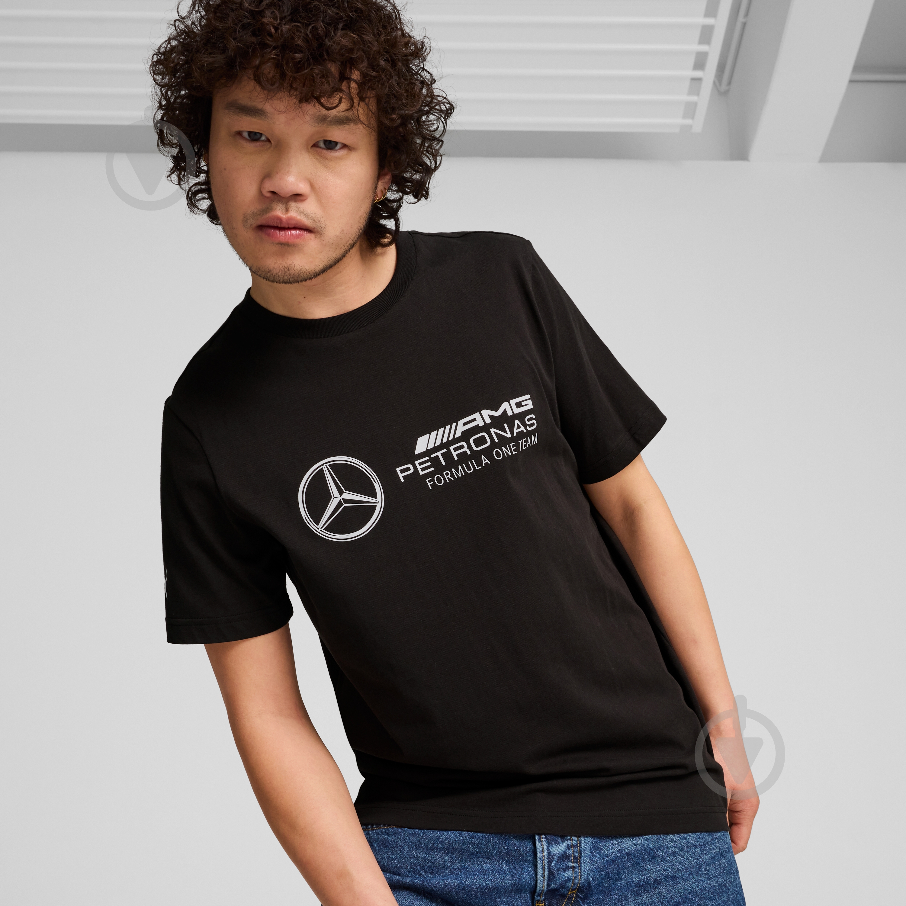 Футболка Puma MAPF1 ESS LOGO TEE 62734901 р.L черный - фото 3 Футболка Puma MAPF1 ESS LOGO TEE 62734901 р.L черный - фото 3