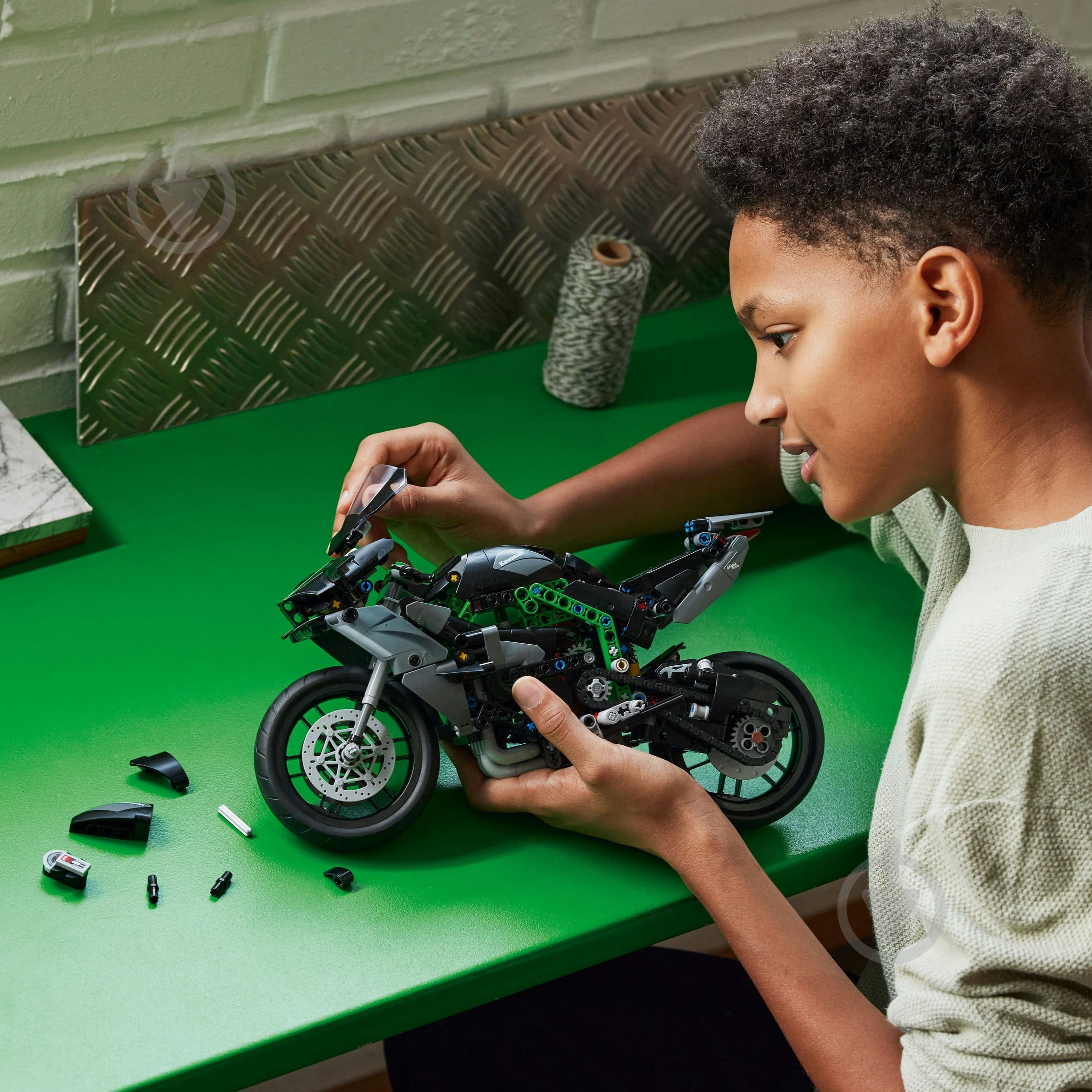 Конструктор LEGO Technic Мотоцикл Kawasaki Ninja H2R 42170 - фото 5 Конструктор LEGO Technic Мотоцикл Kawasaki Ninja H2R 42170 - фото 5