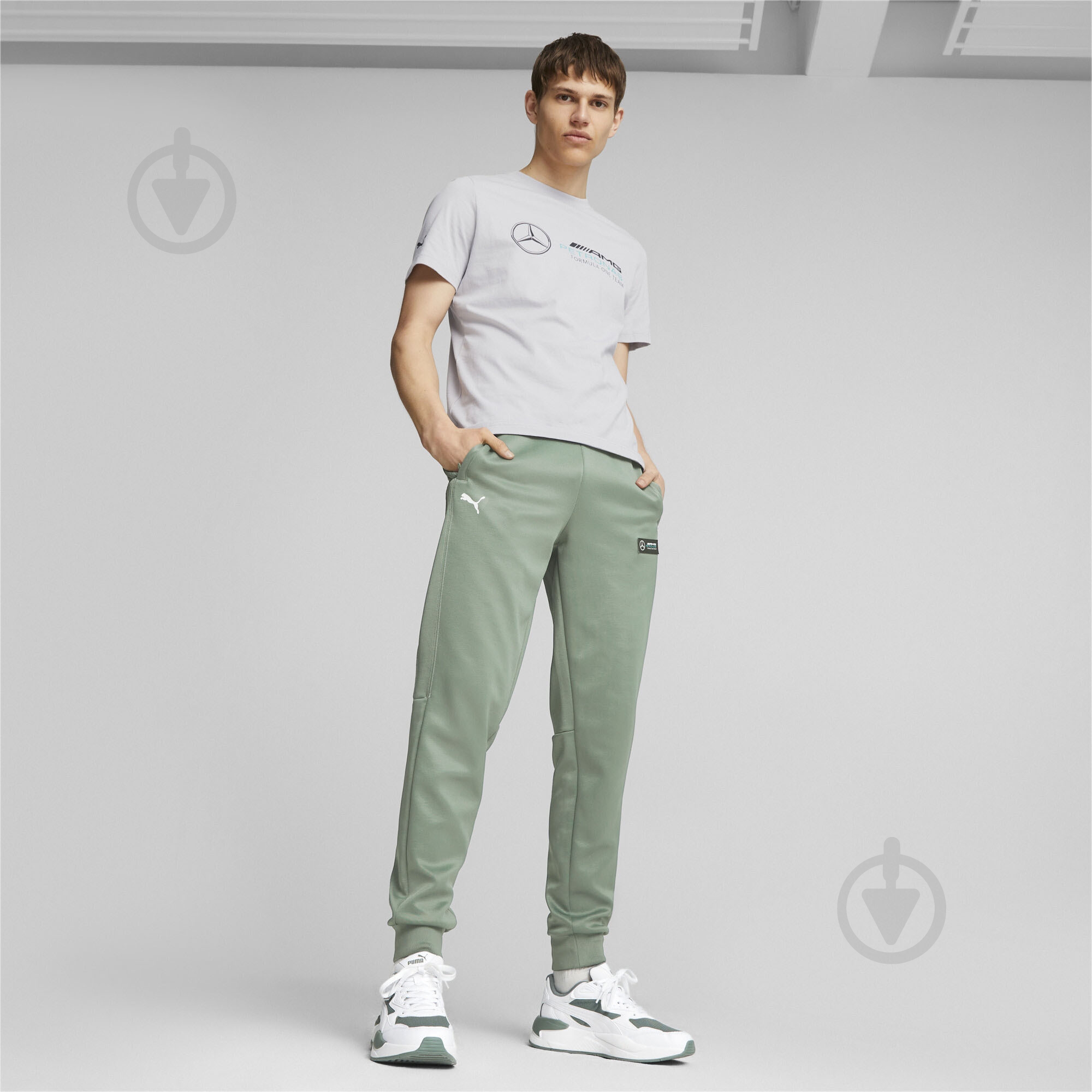 Футболка Puma MAPF1 ESS LOGO TEE 62116502 р.XL серый - фото 4 Футболка Puma MAPF1 ESS LOGO TEE 62116502 р.XL серый - фото 4