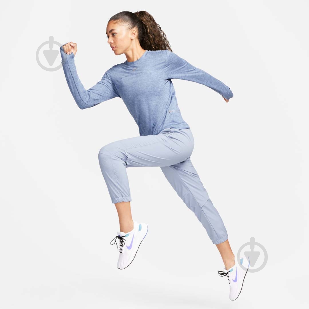 Свитшот Nike W NK SWIFT ELMNT DF UV CRW TOP FB4297-493 р.XS серый - фото 7