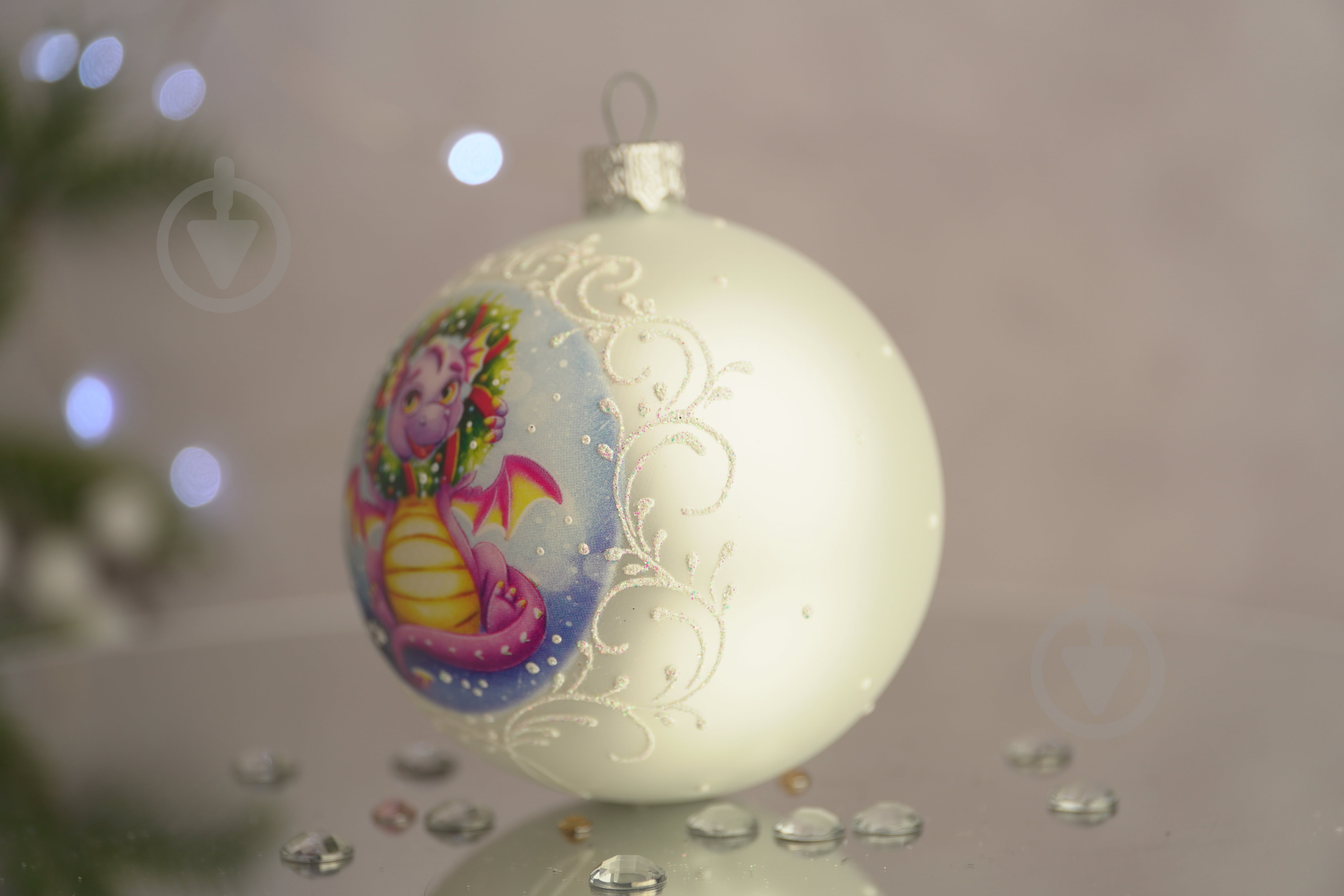 Куля ялинкова Дракон. Красуня d 85 мм білий 4820001112580 - фото 3 Куля ялинкова Дракон. Красуня d 85 мм білий 4820001112580 - фото 3