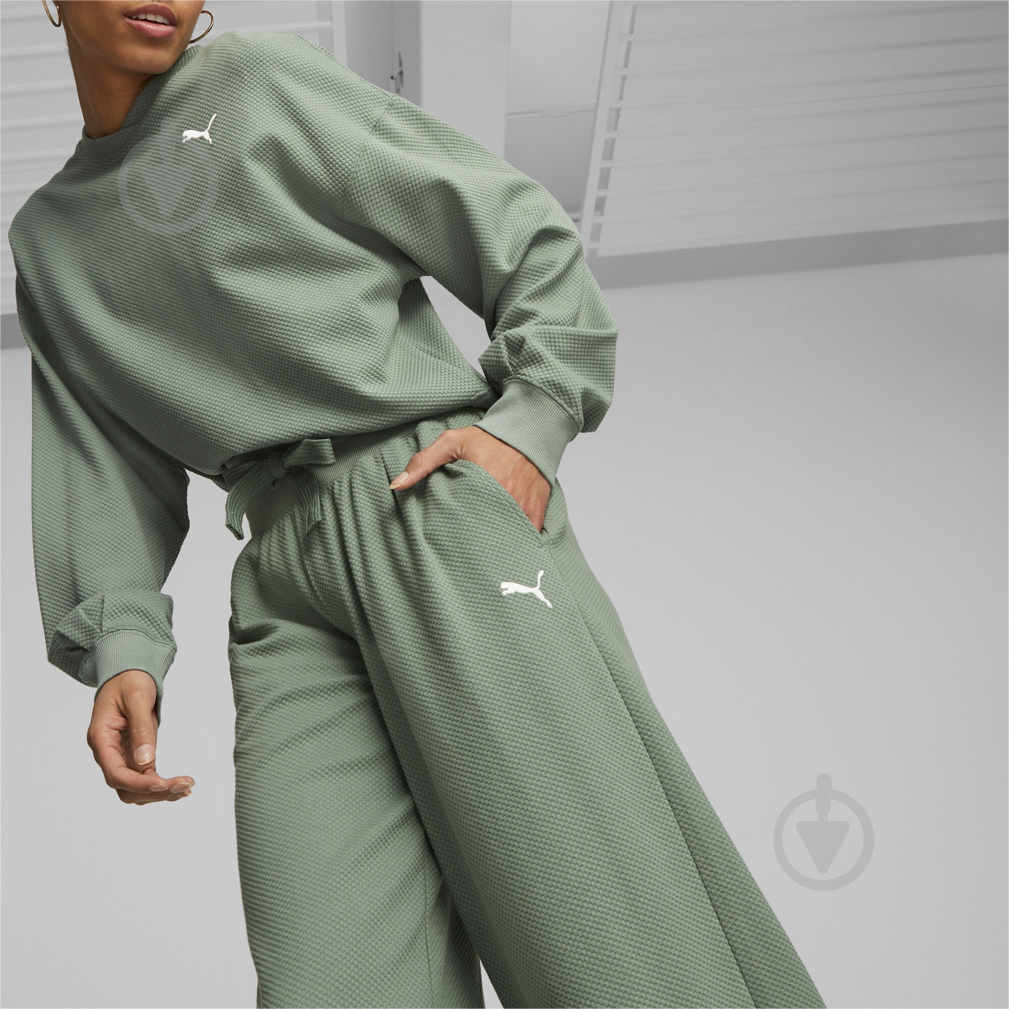 Брюки Puma HER HIGH WAIST STRAIGHT PANTS 67600744 р. L зеленый - фото 5 Брюки Puma HER HIGH WAIST STRAIGHT PANTS 67600744 р. L зеленый - фото 5