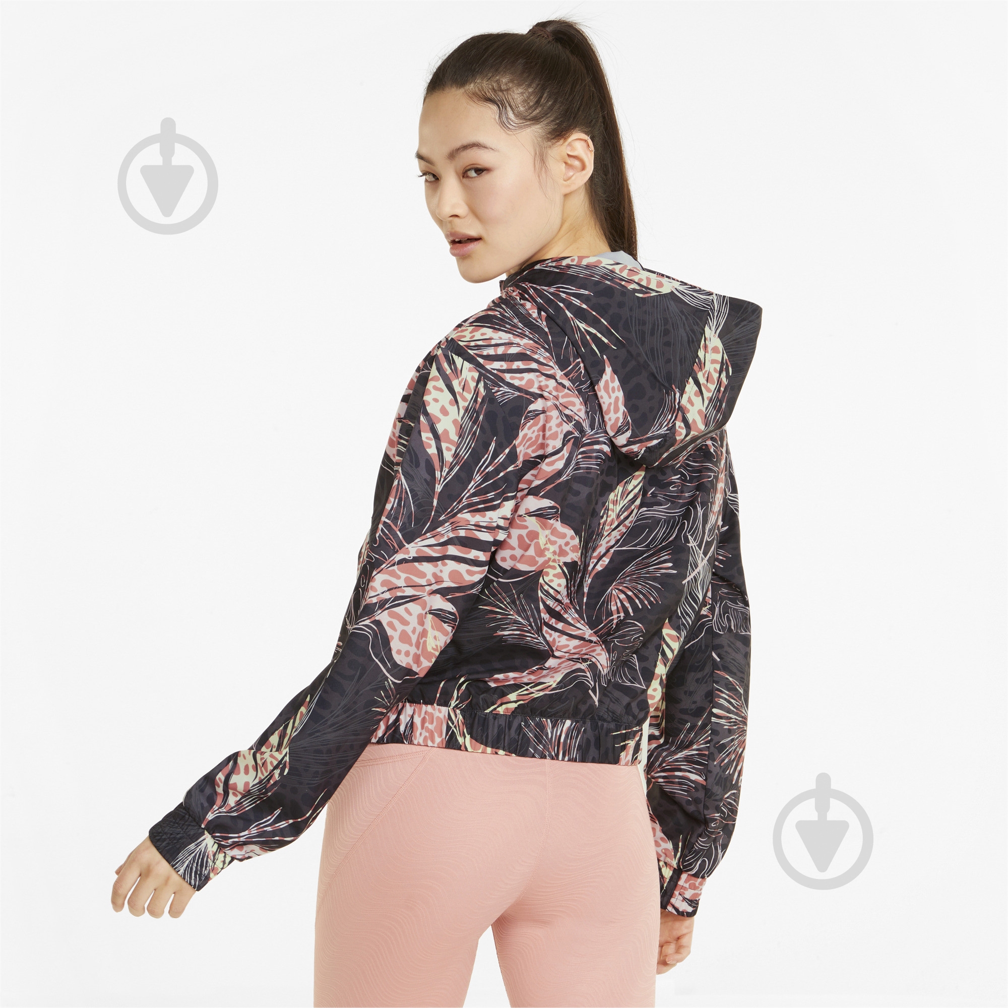 Ветровка женская демисезонная Puma TRAIN AOP WOVEN JACKET 52162151 р.S разноцветная - фото 2 Ветровка женская демисезонная Puma TRAIN AOP WOVEN JACKET 52162151 р.S разноцветная - фото 2