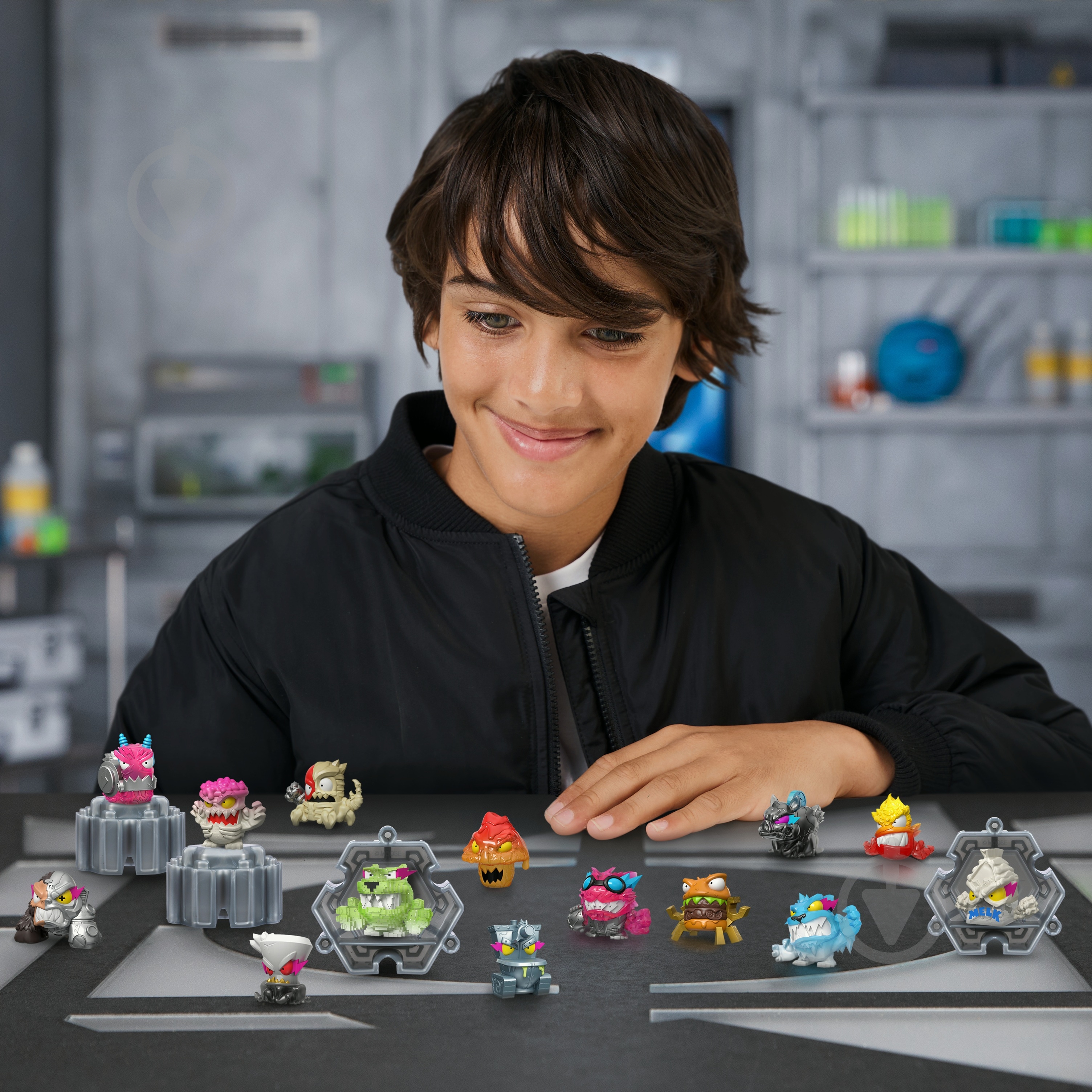 Набір фігурок MrBeast Lab Лабораторія в пробірці Swarms 14 вид 1 124300 - фото 4 Набір фігурок MrBeast Lab Лабораторія в пробірці Swarms 14 вид 1 124300 - фото 4