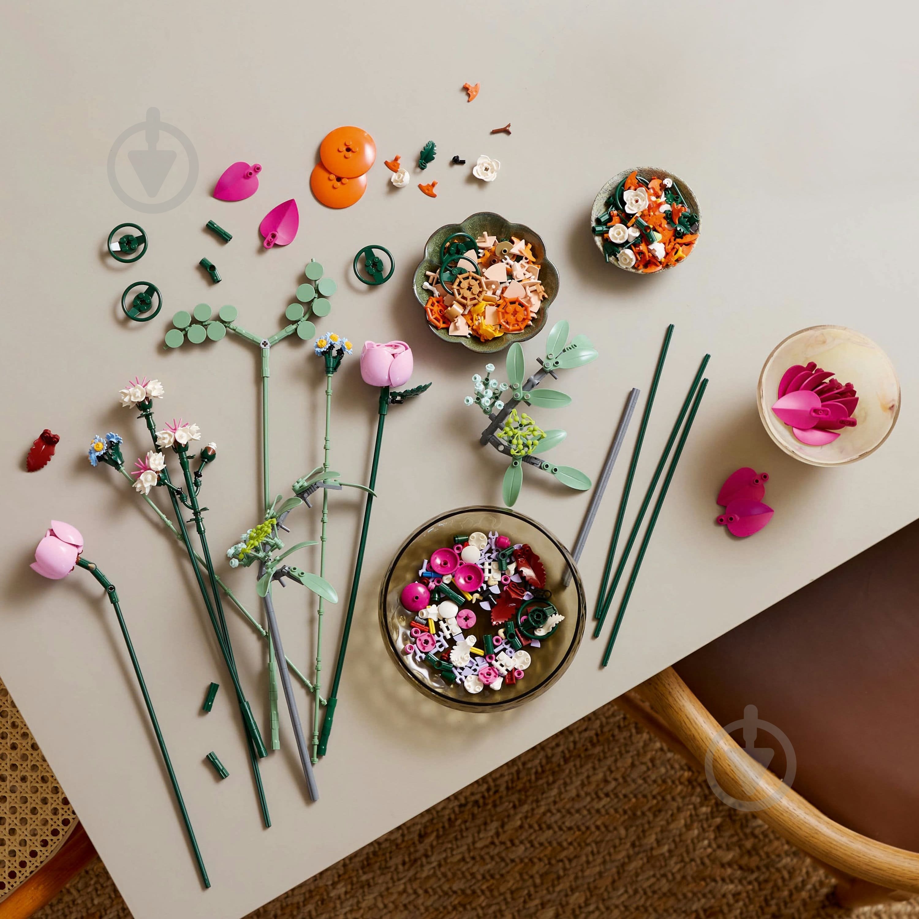 Конструктор LEGO Botanical Милий рожевий букет квітів 10342 - фото 11 Конструктор LEGO Botanical Милий рожевий букет квітів 10342 - фото 11