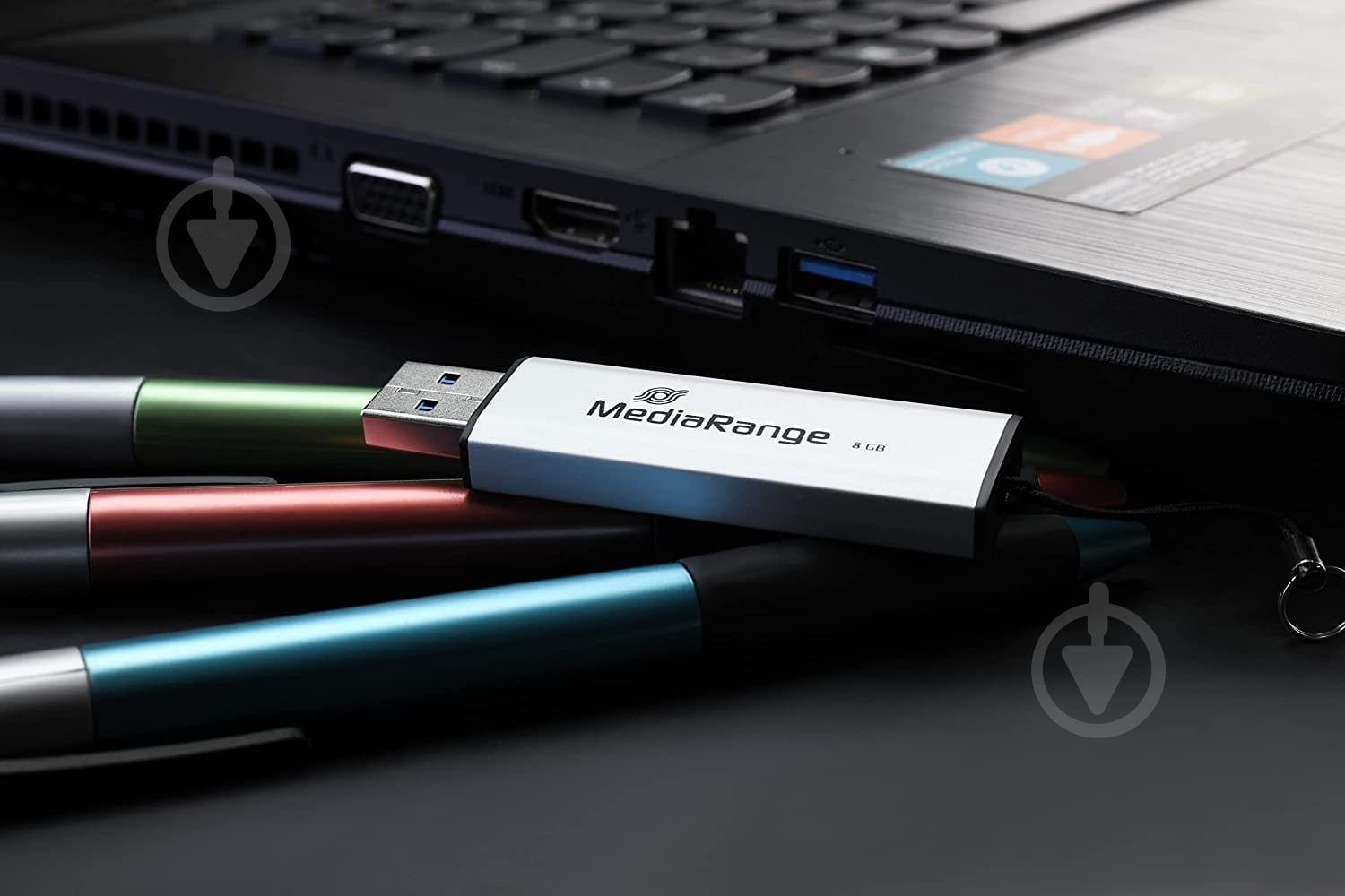 Флеш-память USB MediaRange 32 ГБ USB 3.0 black/silver (MR916) - фото 6 Флеш-память USB MediaRange 32 ГБ USB 3.0 black/silver (MR916) - фото 6