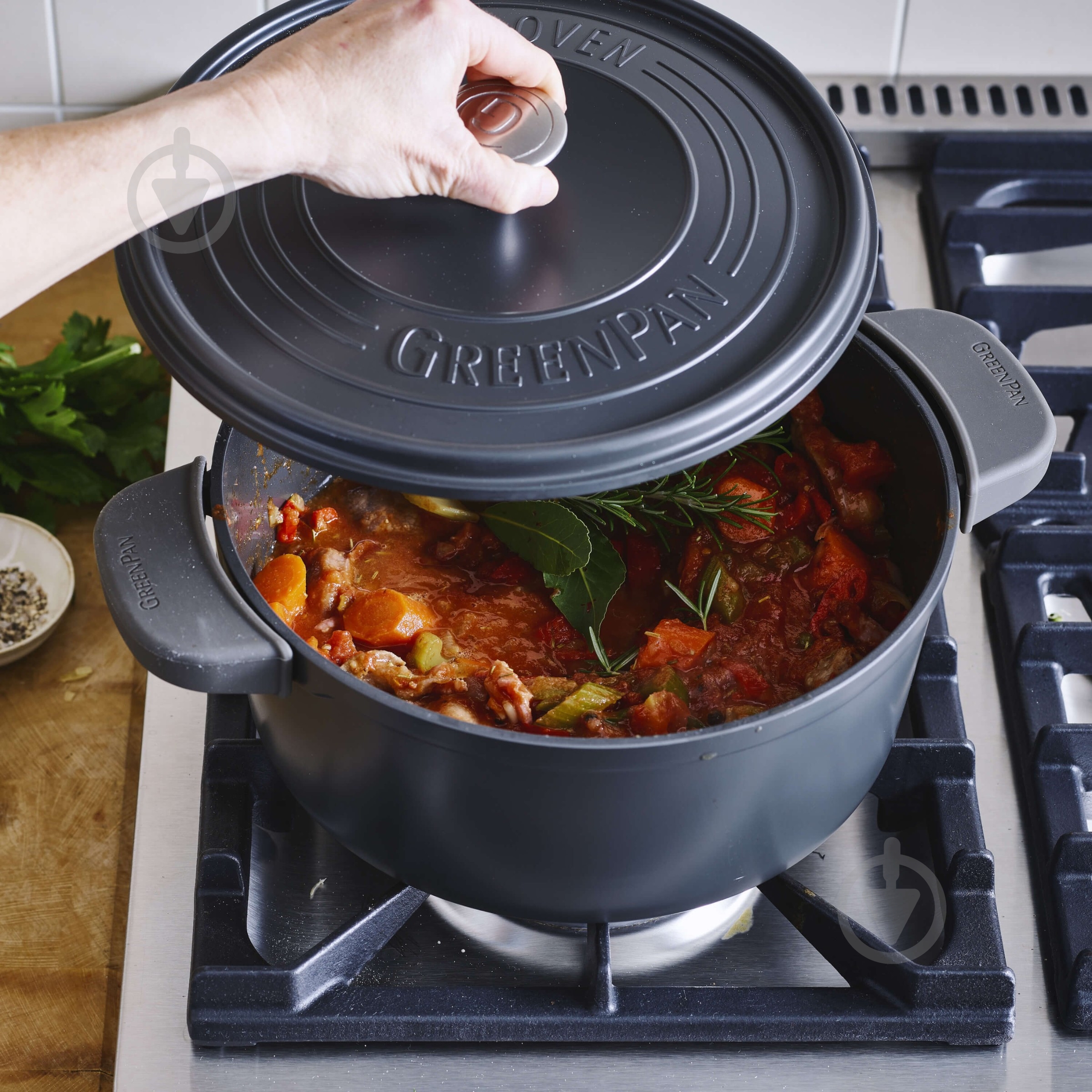 Кастрюля с крышкой GreenPan Featherweights, 28 см, 6,3 л черный (CC005057-001) - фото 6 Кастрюля с крышкой GreenPan Featherweights, 28 см, 6,3 л черный (CC005057-001) - фото 6